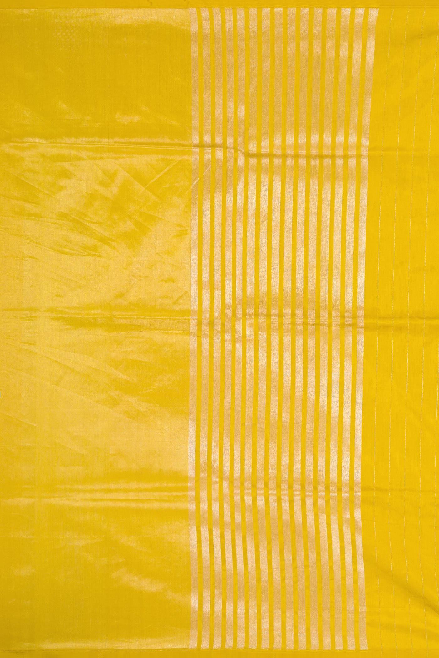 Close up image of the pallu of Mehandi Green Dual Tone Banarasi Silk Saree with Zari Butta on the body and Fancy Border