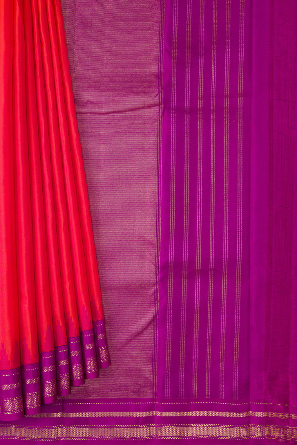 Pleats and pallu of Coral Dual Tone Kanchipuram Silk Saree with Plain Body and Ganga Jamuna Border. 