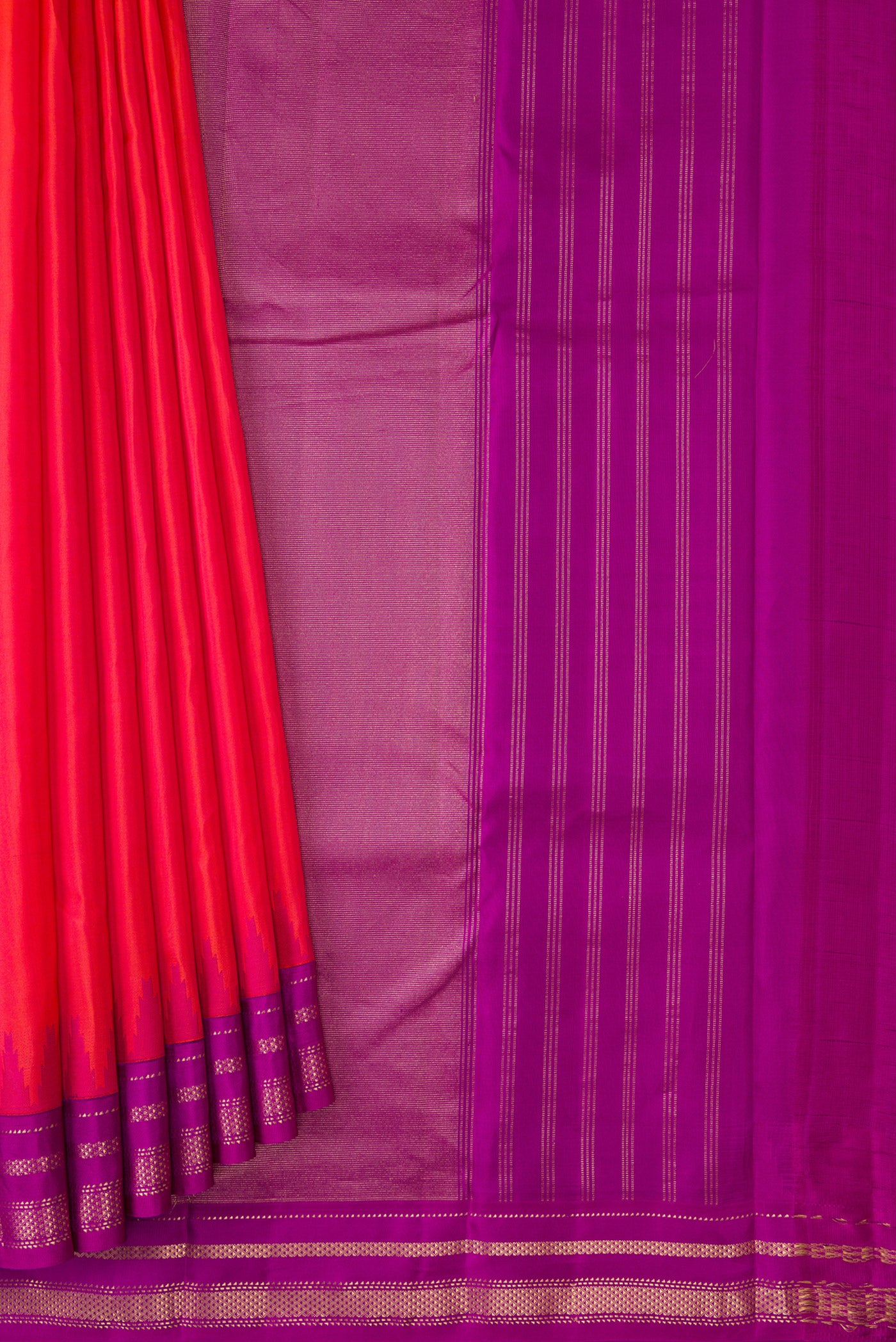 Pleats and pallu of Coral Dual Tone Kanchipuram Silk Saree with Plain Body and Ganga Jamuna Border. 