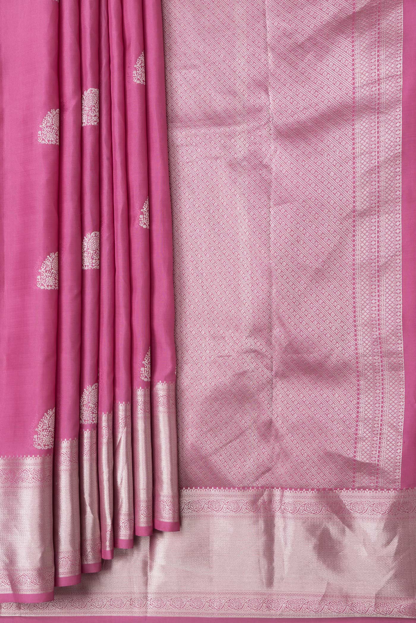 Pleats and pallu of Pink Dual Tone Kanchipuram Silk Saree with Zari Butta on the body and Zari Border. 