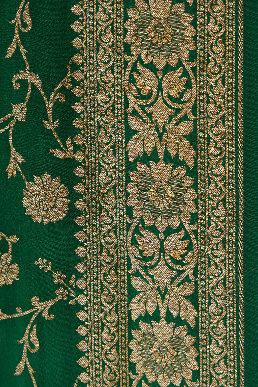 Border image of Bottle Green Dual Tone Mysore Georgette Saree with Zari Brocade on the body and Zari Border. 