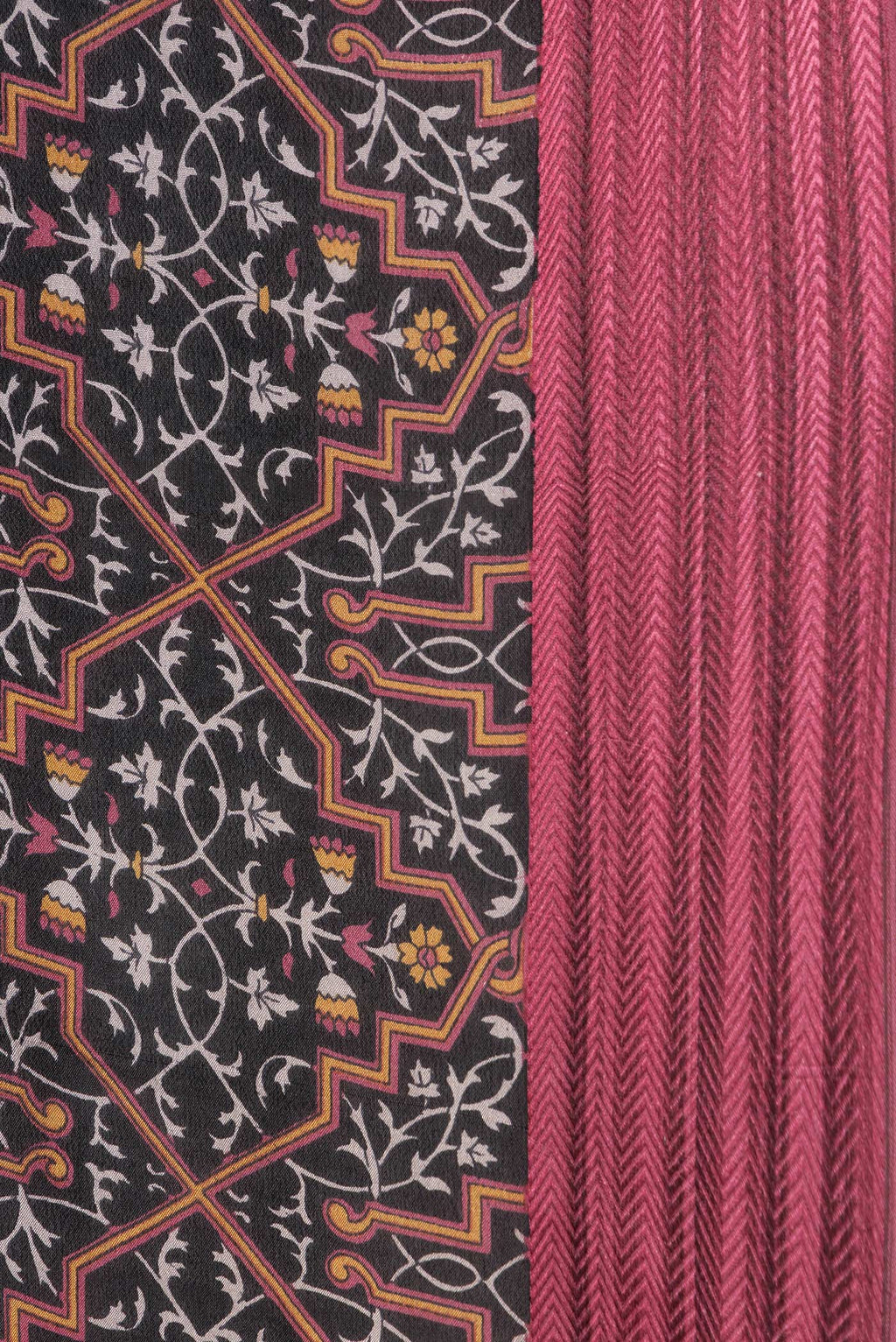 Border image of Black Dual Tone Crepe Saree with Printed design on the body and Thread Border. 