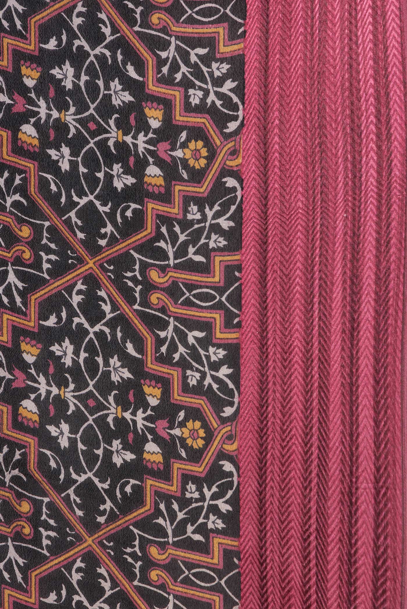 Border image of Black Dual Tone Crepe Saree with Printed design on the body and Thread Border. 