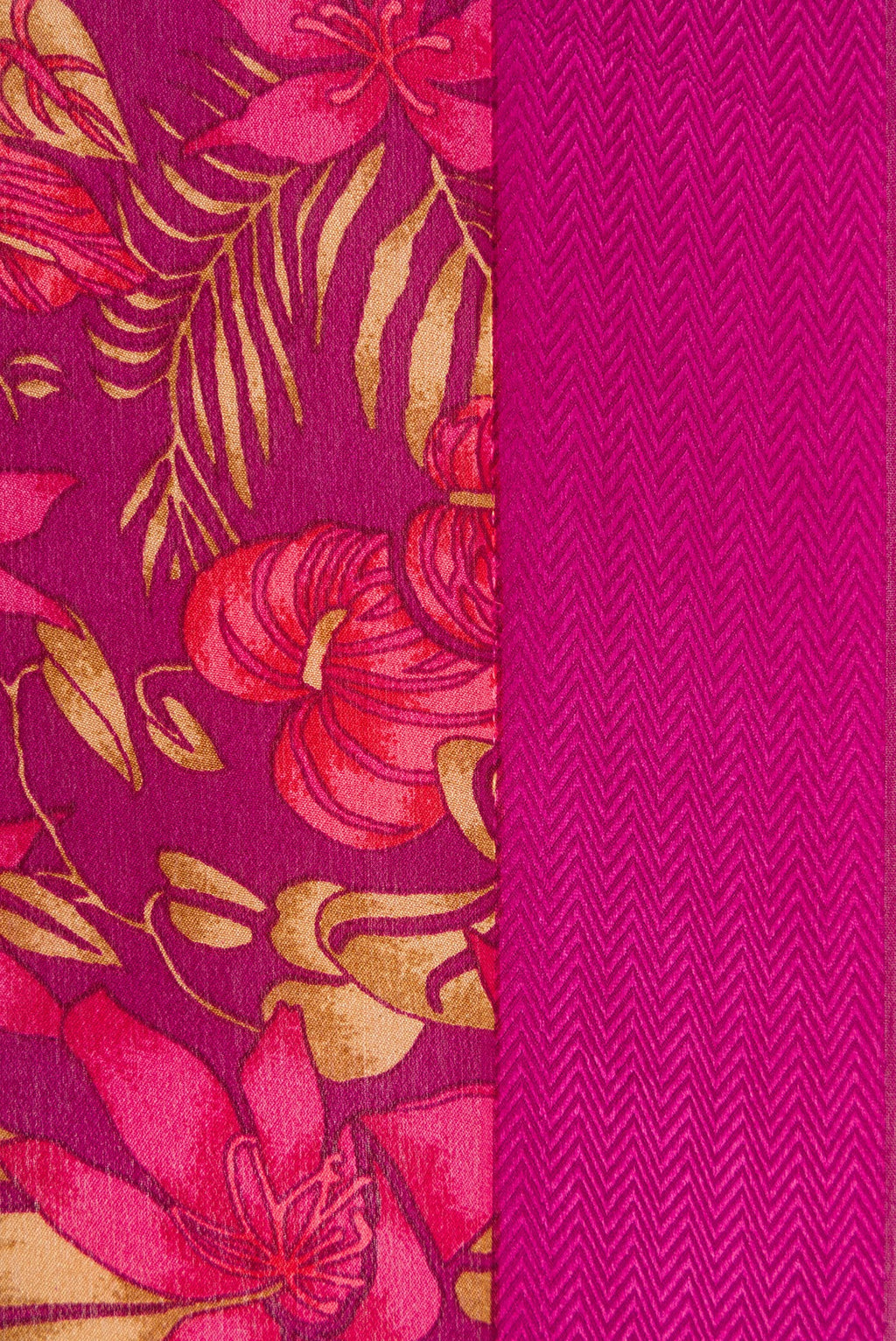 Border image of Magenta Dual Tone Mysore Crepe Saree with Printed design on the body and Thread Border. 