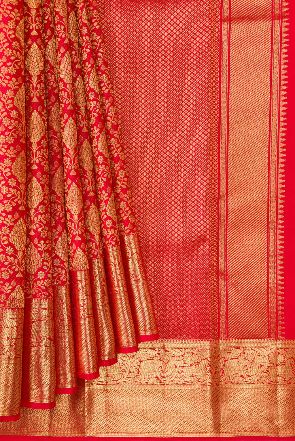 Pleats and pallu of Red Dual Tone Kanchipuram Silk Saree with Zari Brocade on the body and Zari Border. 