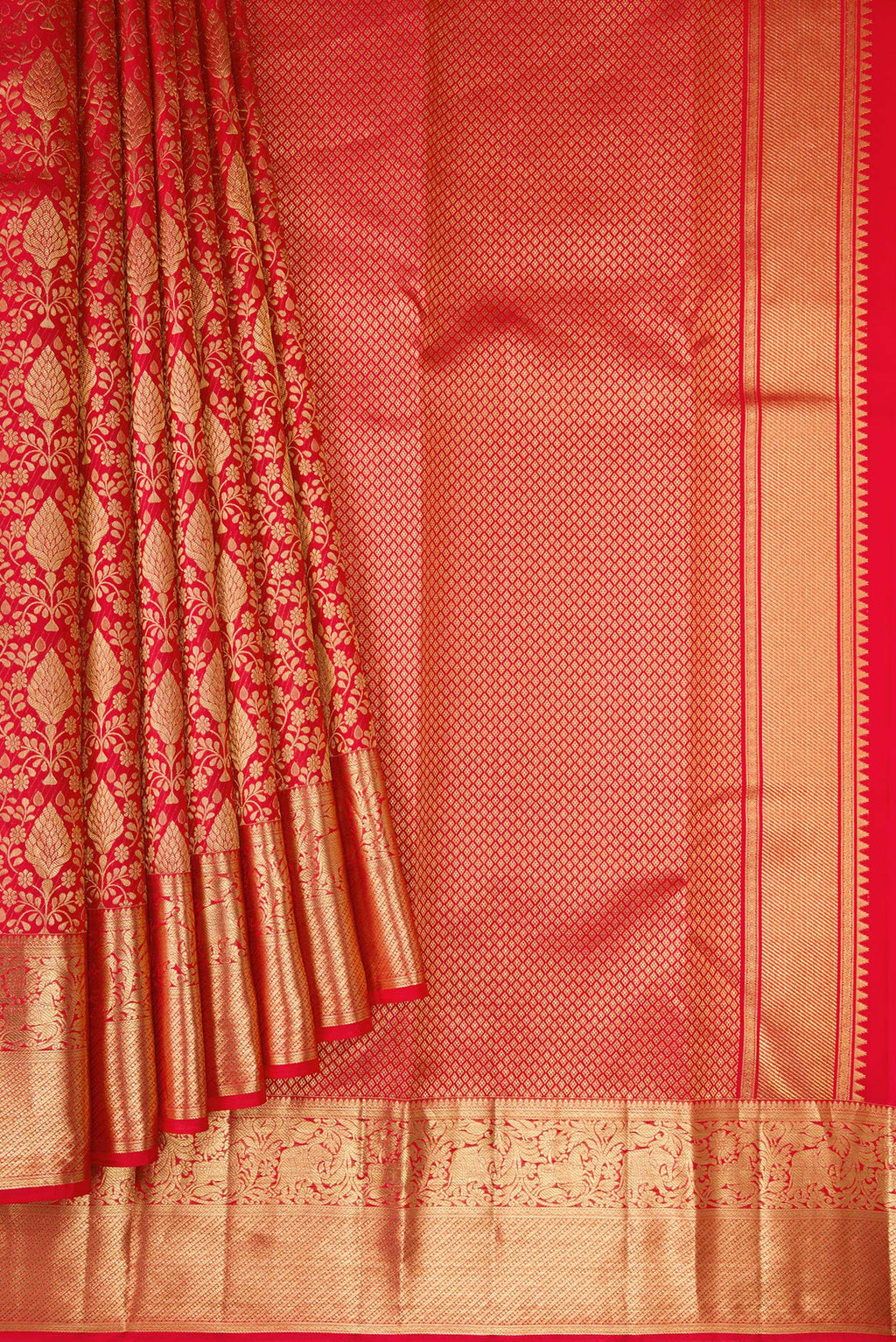 Pleats and pallu of Red Dual Tone Kanchipuram Silk Saree with Zari Brocade on the body and Zari Border. 