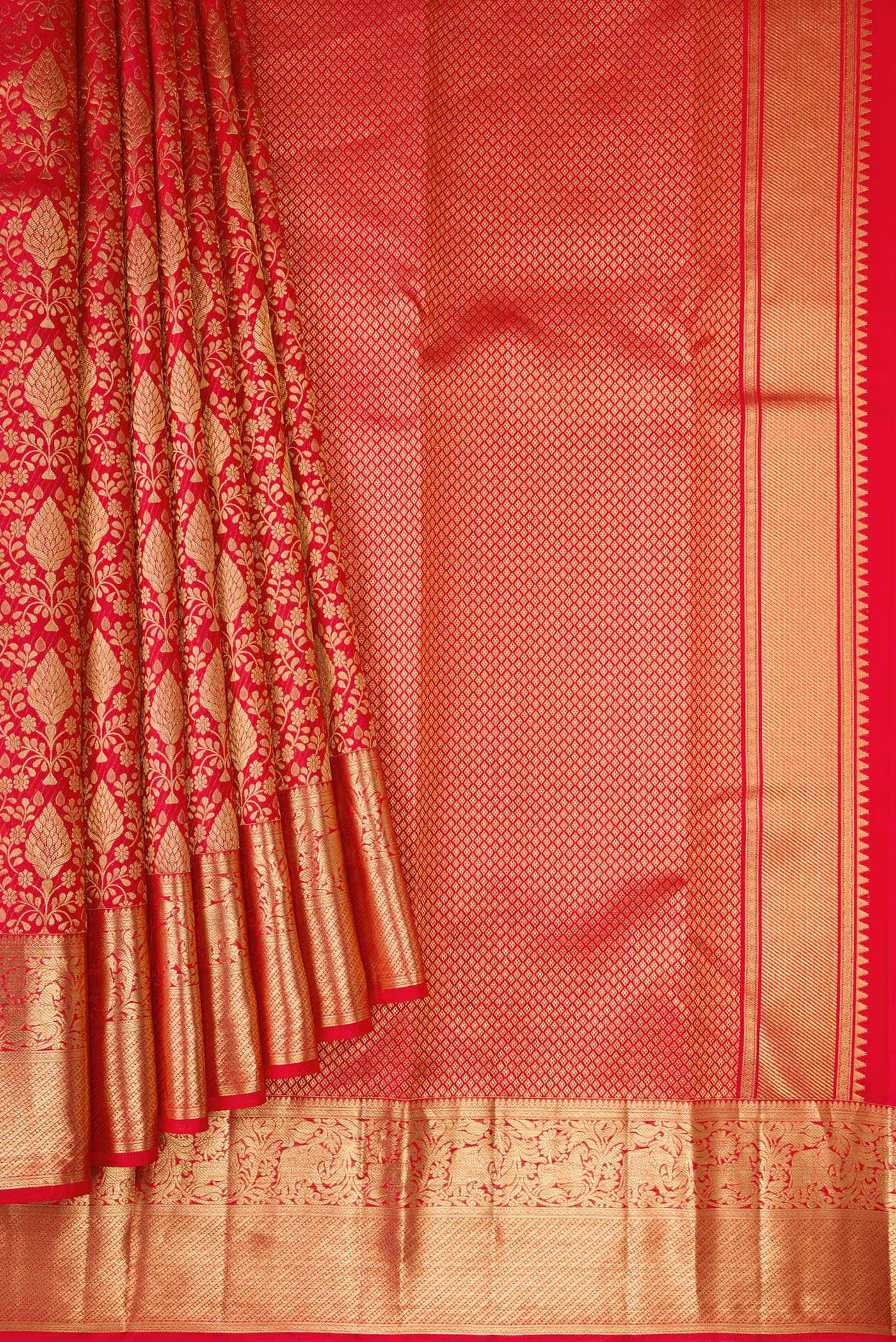 Pleats and pallu of Red Dual Tone Kanchipuram Silk Saree with Zari Brocade on the body and Zari Border. 