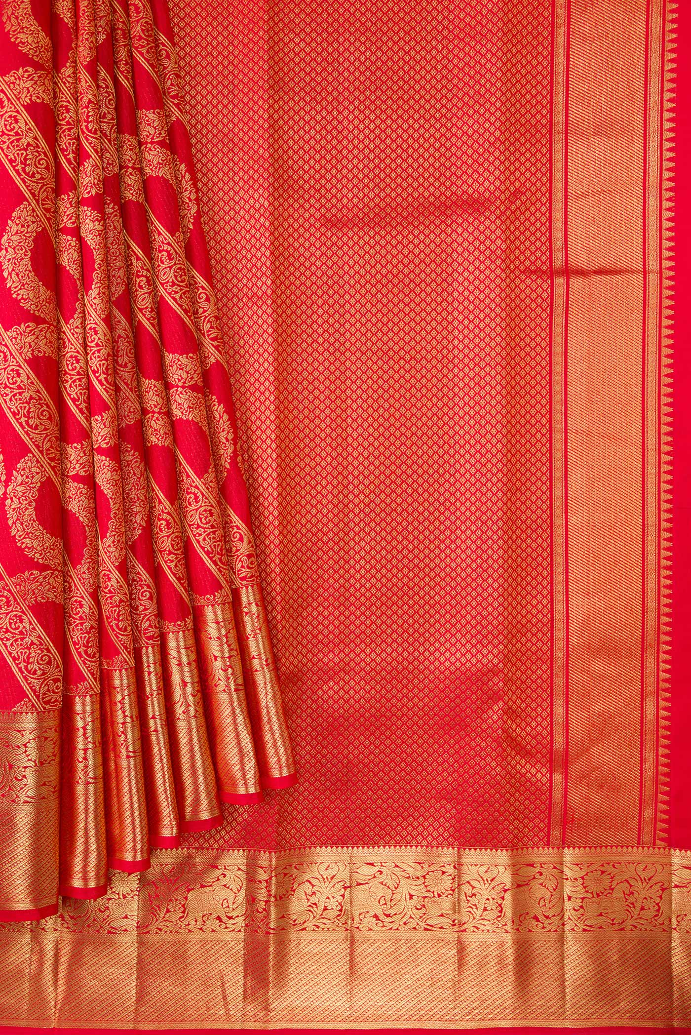 Pleats and pallu of Red Dual Tone Kanchipuram Silk Saree with Zari Brocade on the body and Zari Border. 