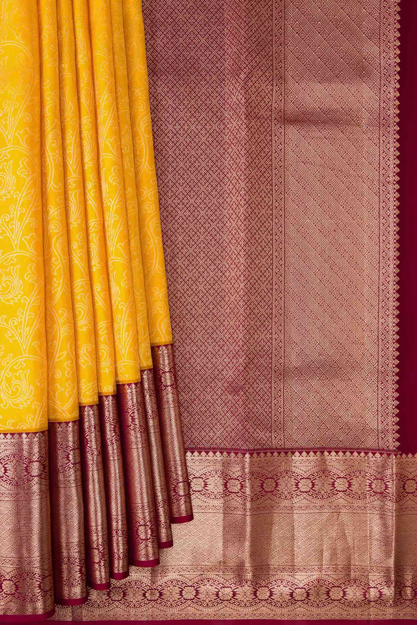 Pleats and pallu of Yellow Dual Tone Kanchipuram Silk Saree with Zari Brocade on the body and Zari Border. 