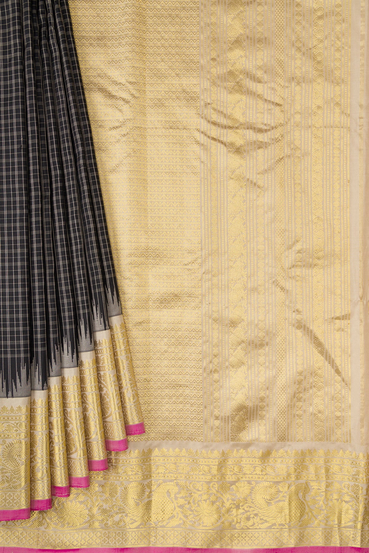 Pleats and pallu of Black Dual Tone Gadwal Silk Saree with Checked design on the body and Temple Border. 