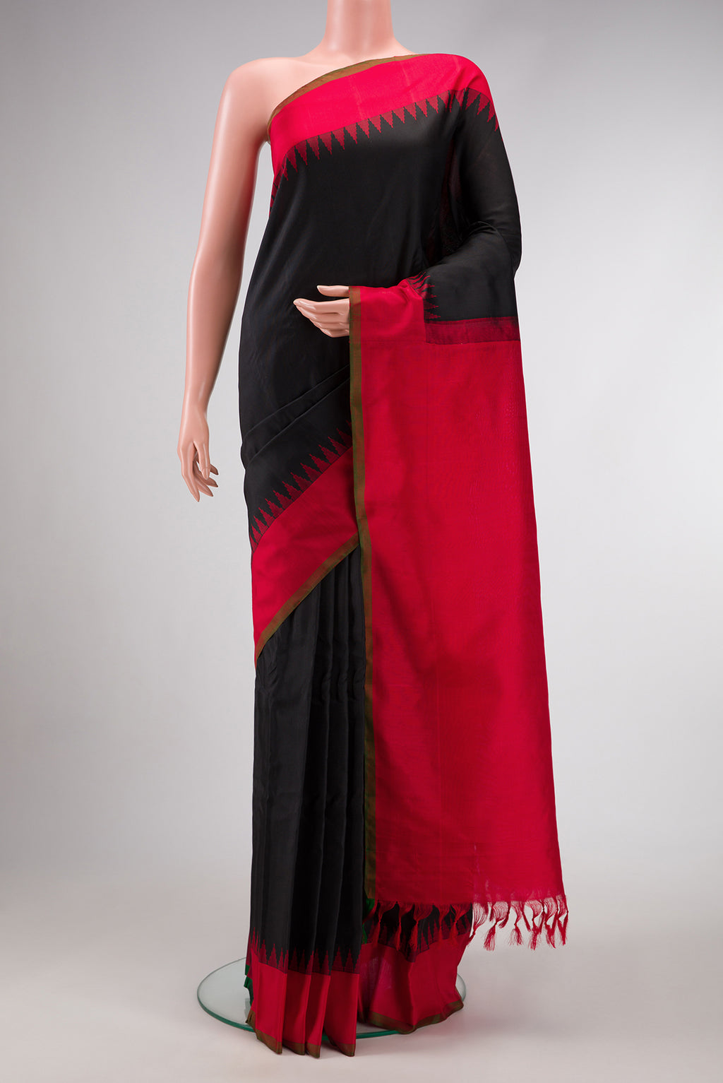 Black Dual Tone Gadwal Silk Saree with Plain Body and Thread Border.  displayed on a mannequin