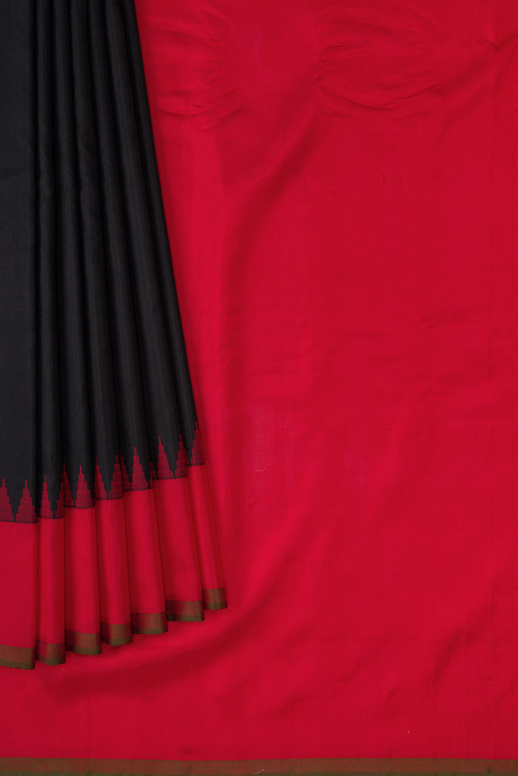 Pleats and pallu of Black Dual Tone Gadwal Silk Saree with Plain Body and Thread Border. 