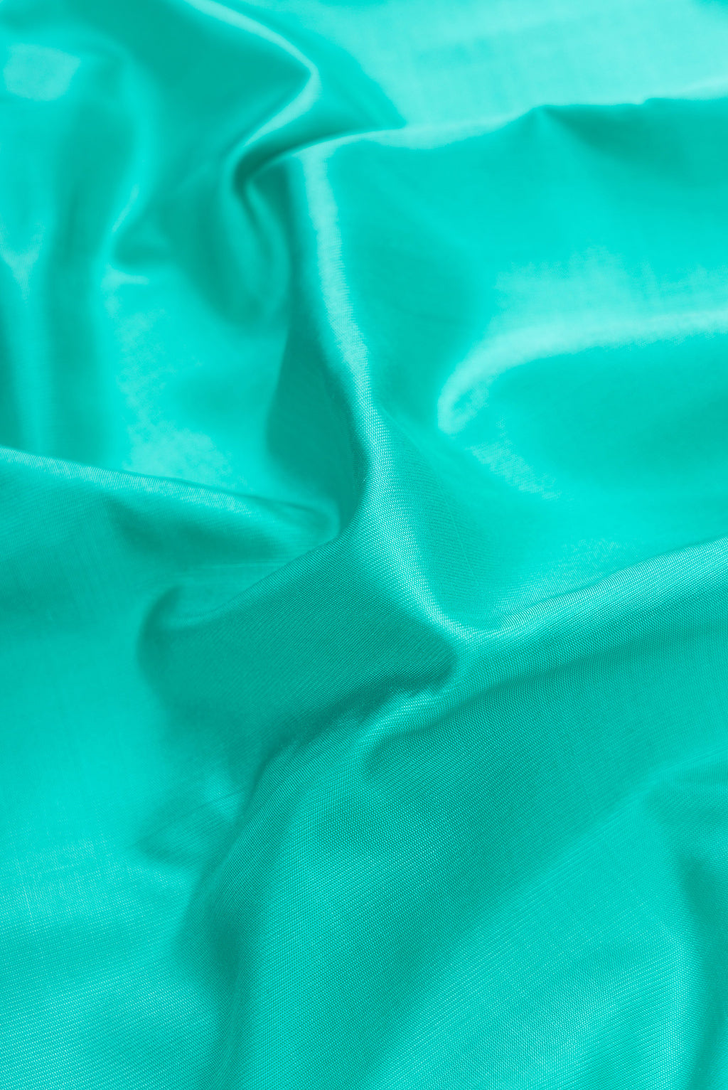 Close up of Sea Green Dual Tone Gadwal Silk Saree with Plain Body and Temple Border.  displaying folds