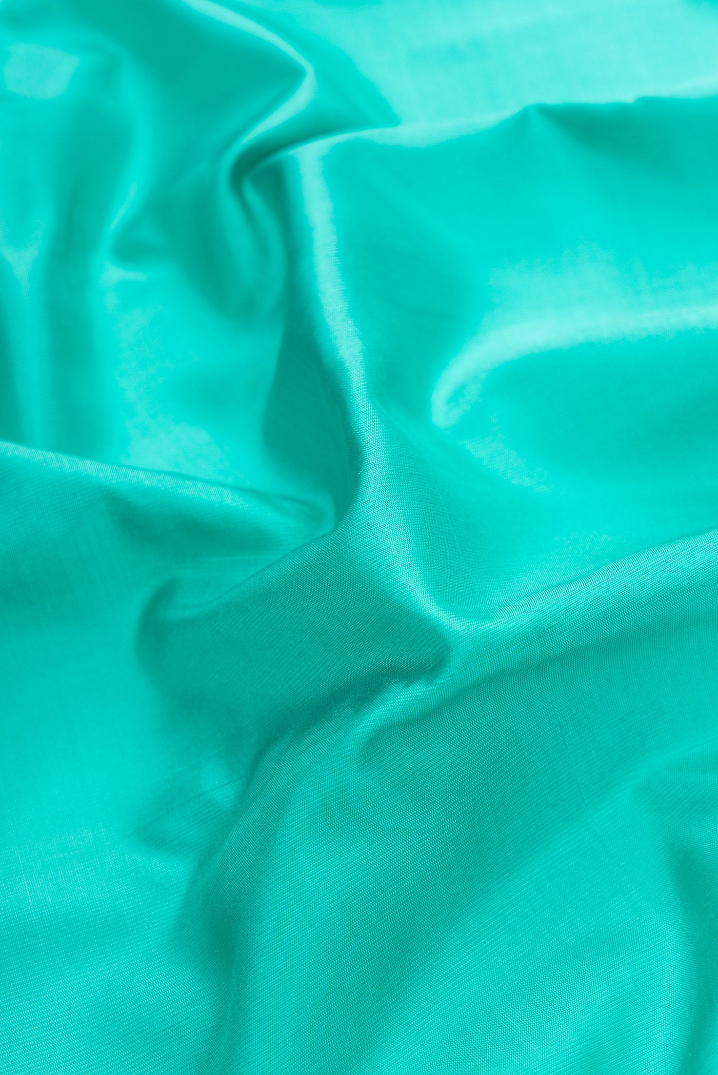 Close up of Sea Green Dual Tone Gadwal Silk Saree with Plain Body and Temple Border.  displaying folds