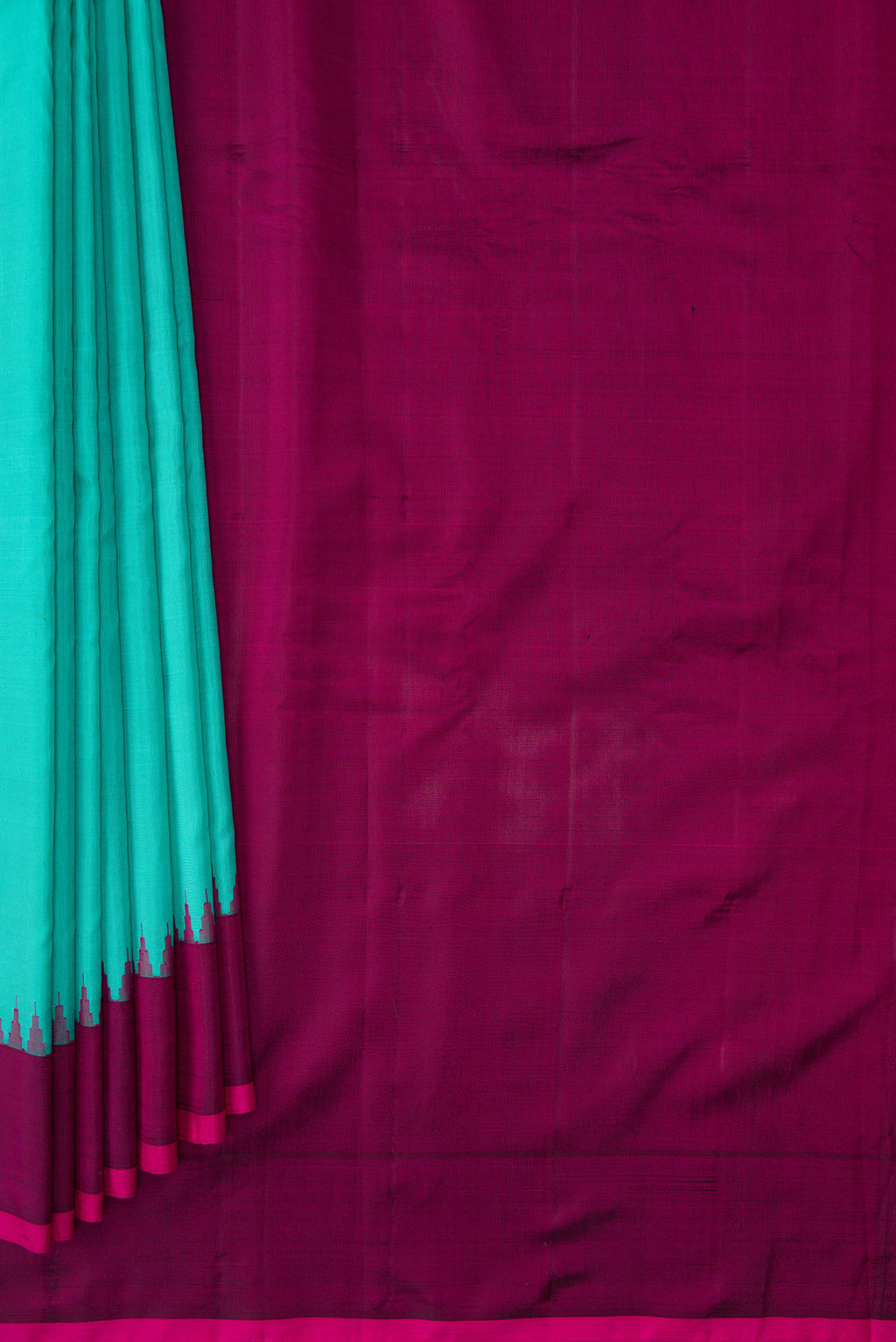Pleats and pallu of Sea Green Dual Tone Gadwal Silk Saree with Plain Body and Temple Border. 