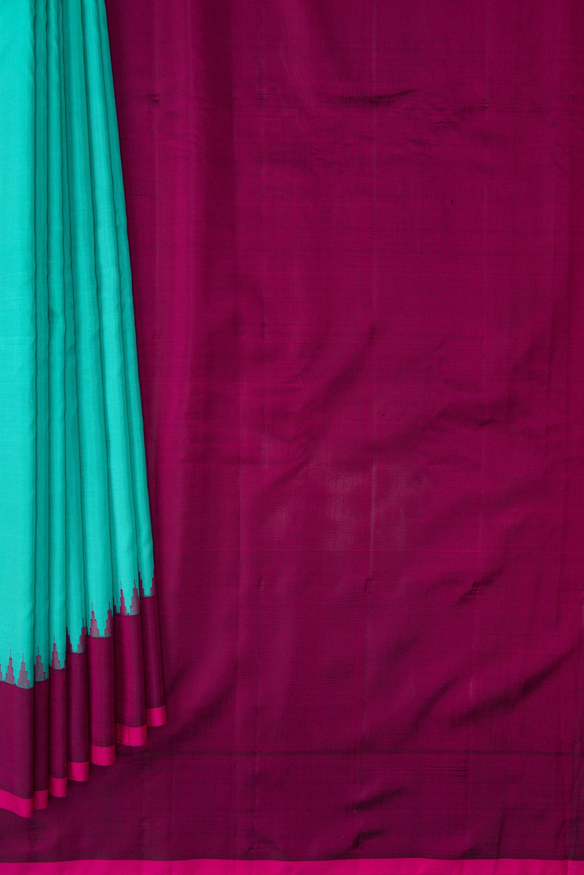 Pleats and pallu of Sea Green Dual Tone Gadwal Silk Saree with Plain Body and Temple Border. 