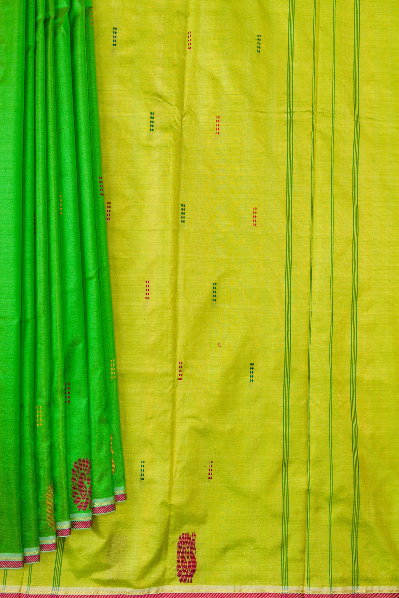 Pleats and pallu of Green Dual Tone Kanchipuram Silk Saree with Thread Butta on the body and Thread Border. 