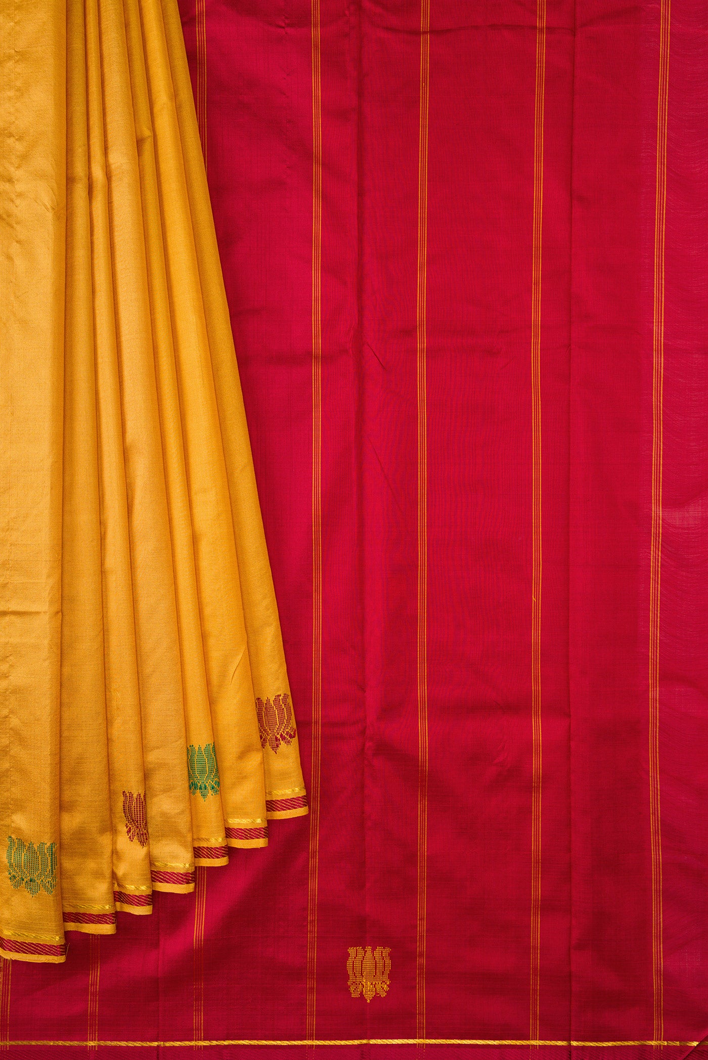 Pleats and pallu of Yellow Dual Tone Kanchipuram Silk Nine Yards Saree with Thread Butta on the body and Zari And Thread Border. 