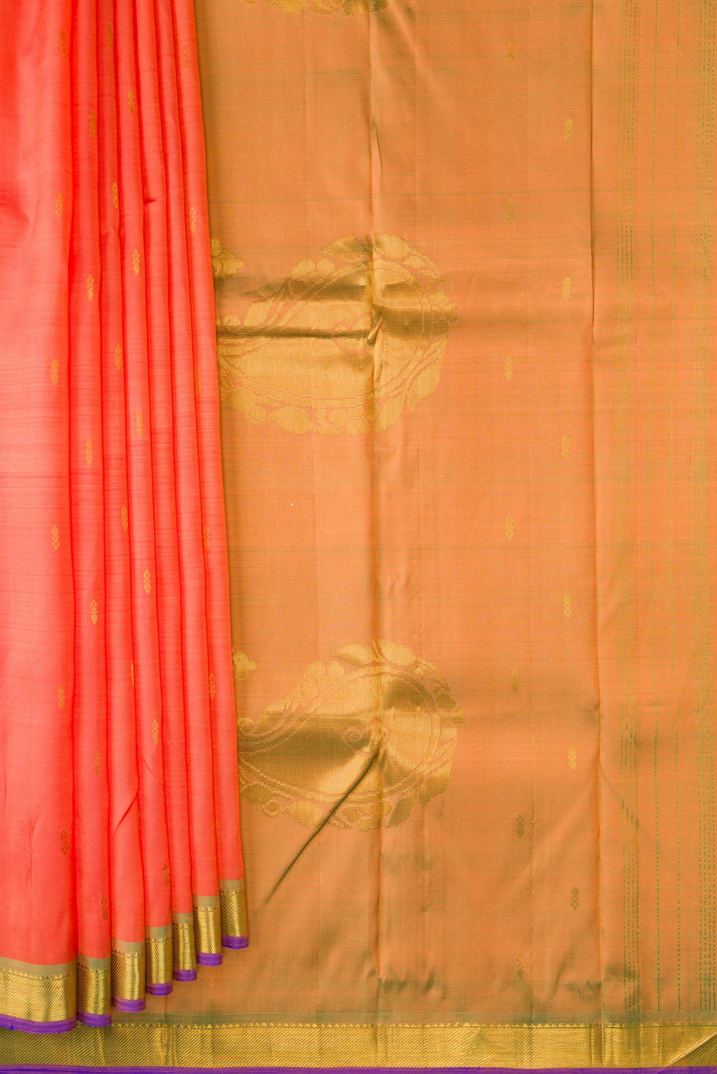 Pleats and pallu of Peach Dual Tone Kanchipuram Silk Saree with Zari Butta on the body and Zari Border. 