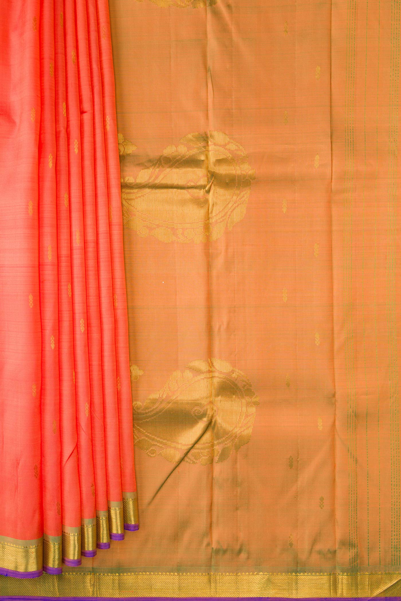 Pleats and pallu of Peach Dual Tone Kanchipuram Silk Saree with Zari Butta on the body and Zari Border. 