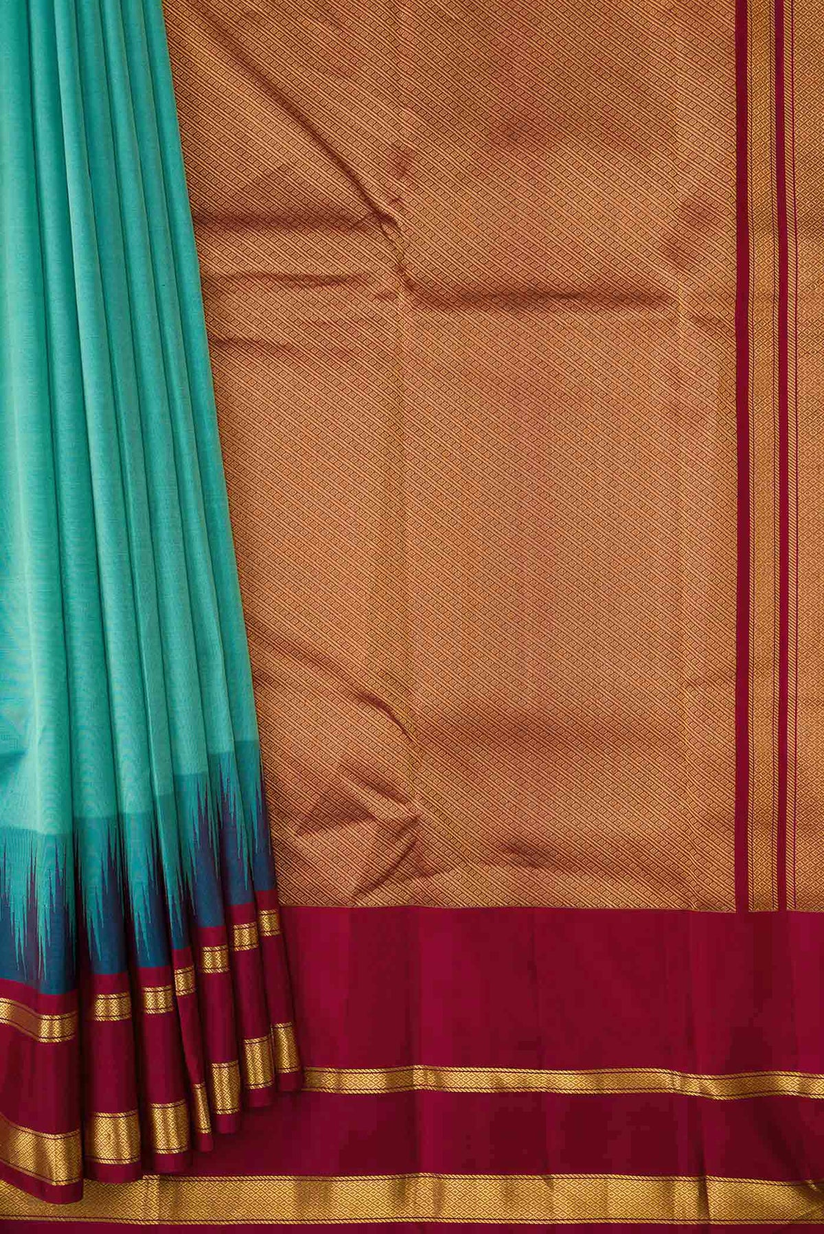 Pleats and pallu of Green Dual Tone Kanchipuram Silk Saree with Zari Butta on the body and Ganga Jamuna Border