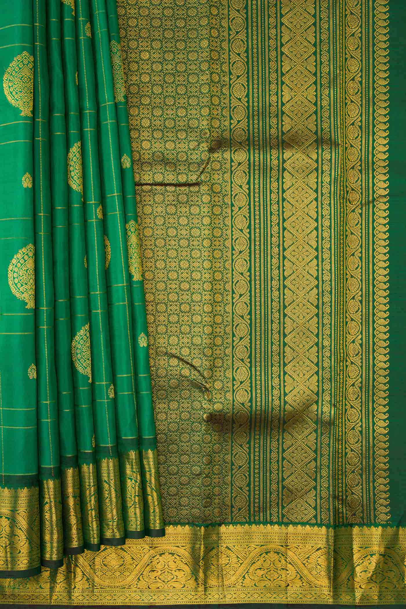 Pleats and pallu of Green Dual Tone Kanchipuram Silk Saree with Zari Butta on the body and Zari Border
