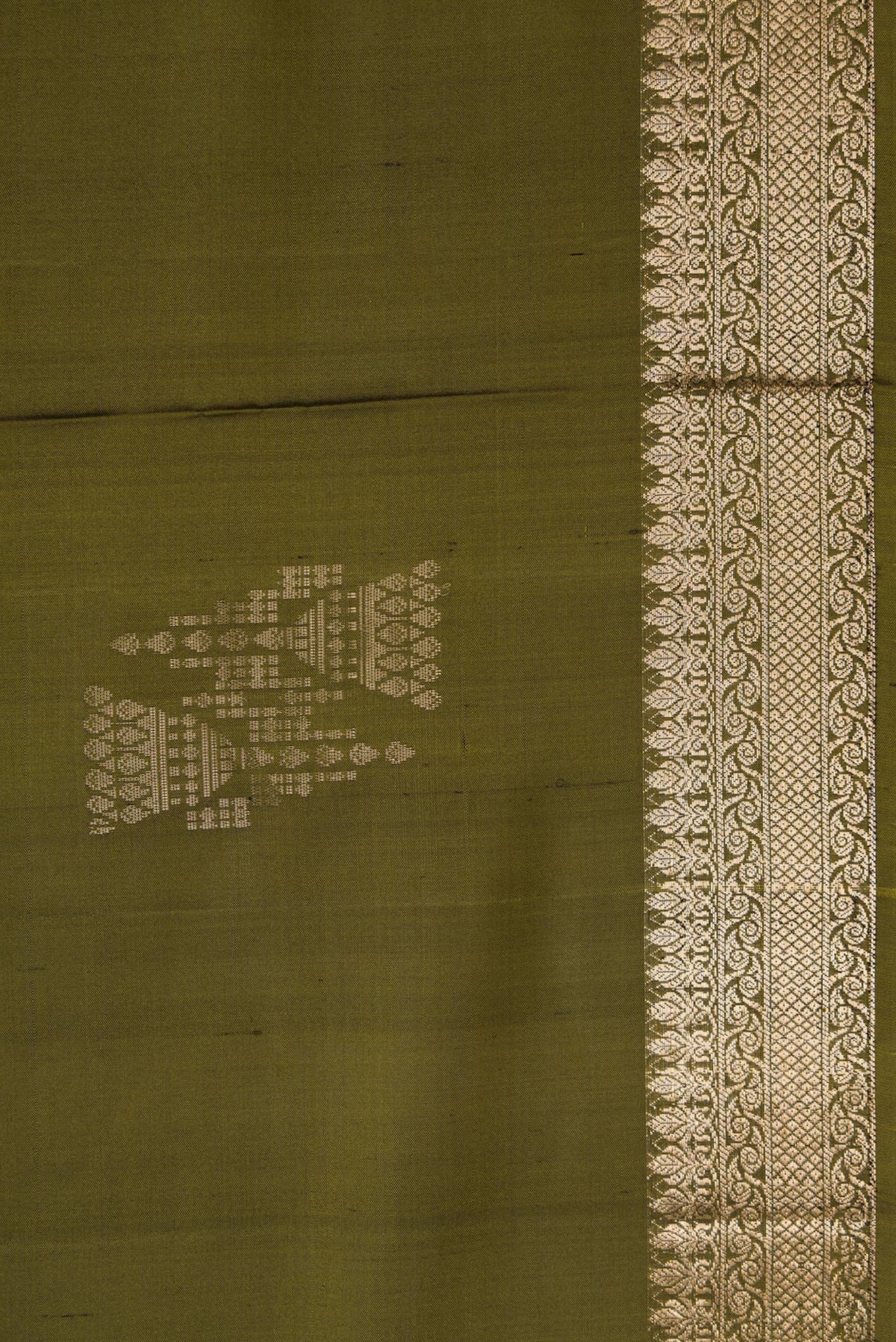 Border image of Mehandi Green Dual Tone Soft Silk Saree with Zari Butta on the body and Zari Border. 