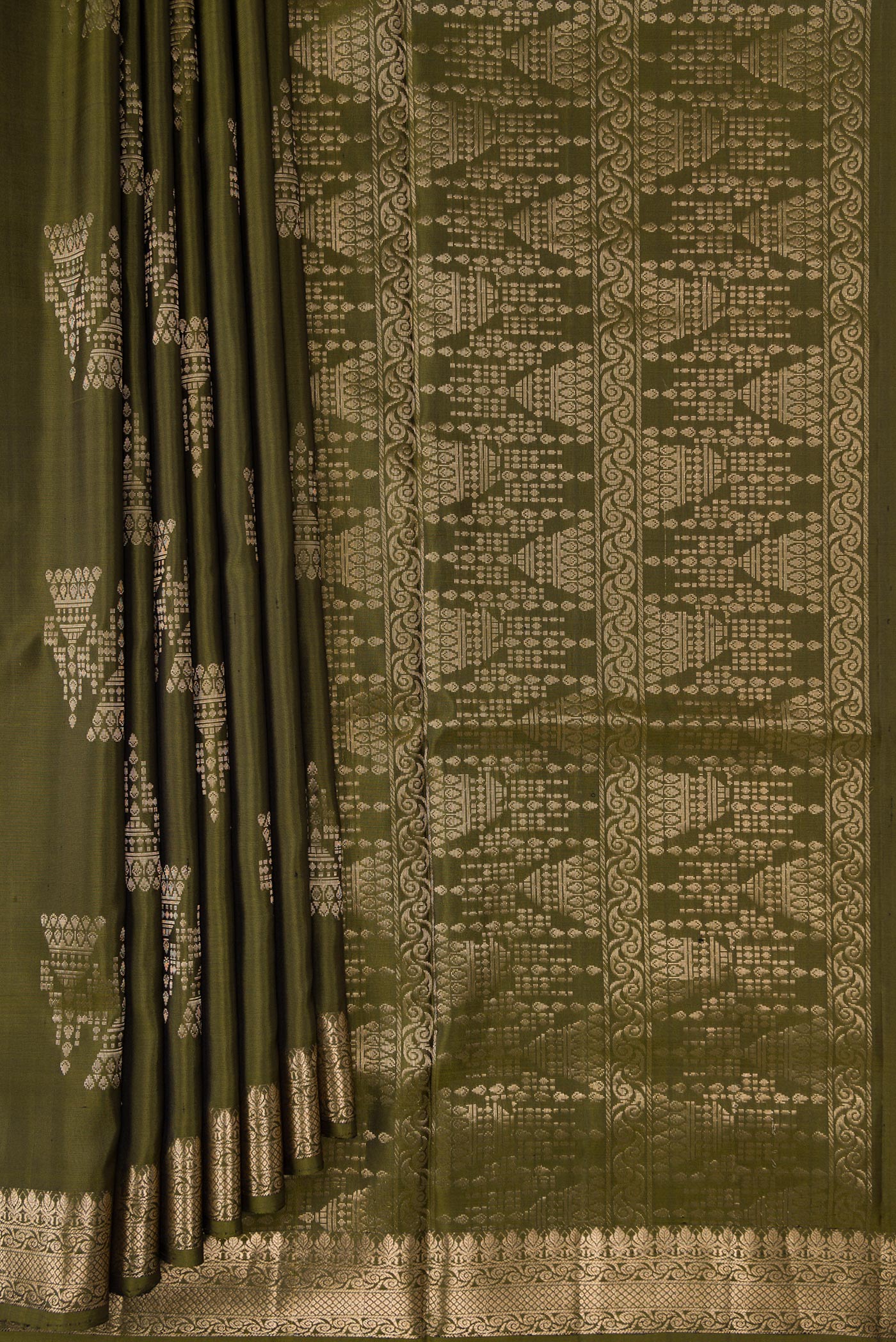 Pleats and pallu of Mehandi Green Dual Tone Soft Silk Saree with Zari Butta on the body and Zari Border. 