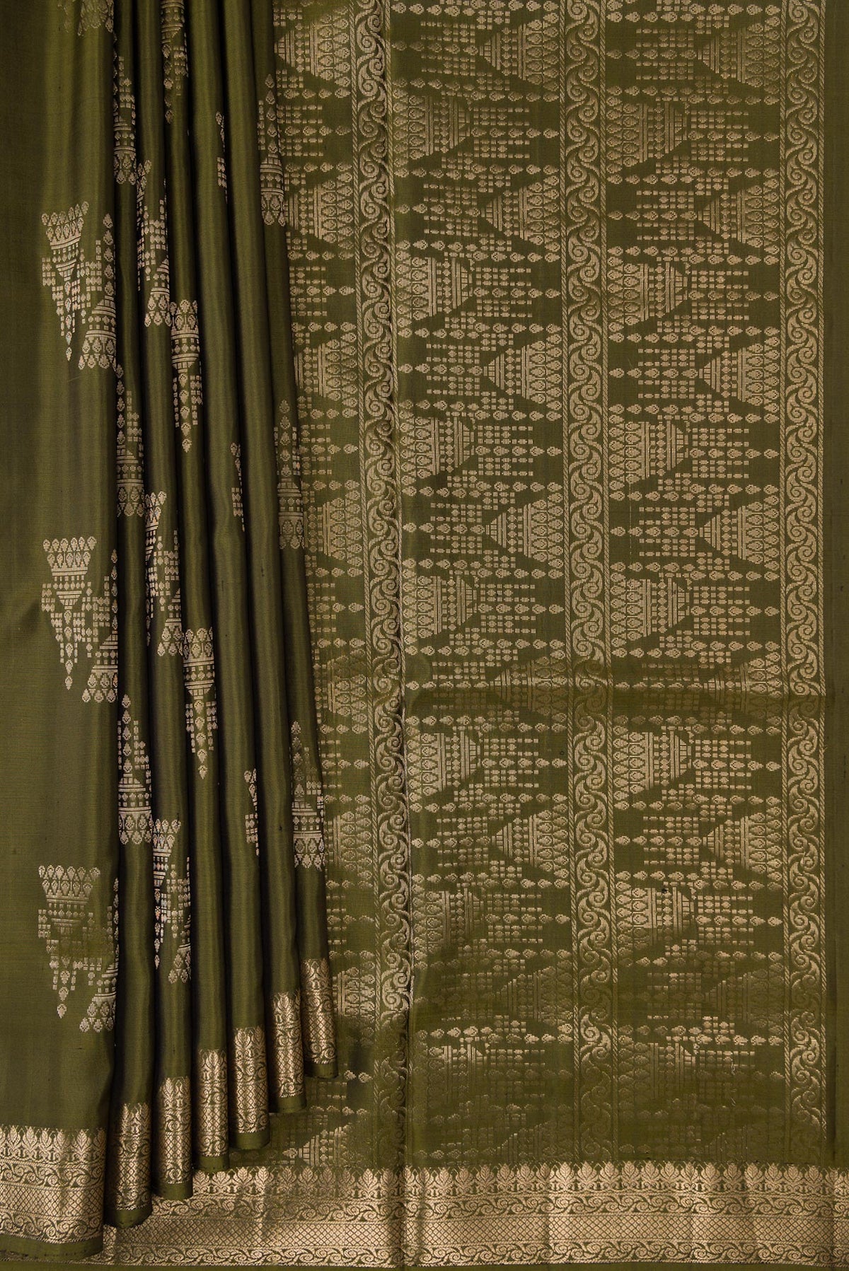 Pleats and pallu of Mehandi Green Dual Tone Soft Silk Saree with Zari Butta on the body and Zari Border. 