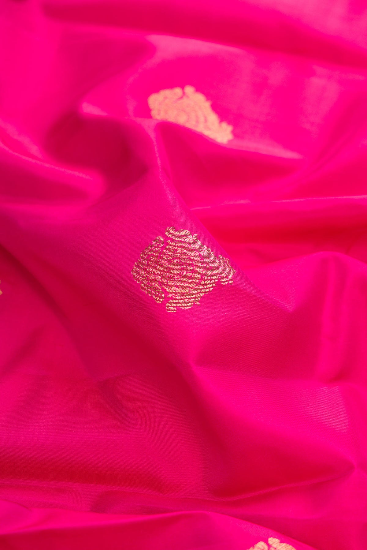Close up of Pink Dual Tone Kanchipuram Silk Saree with Zari Butta on the body and Zari Border displaying folds