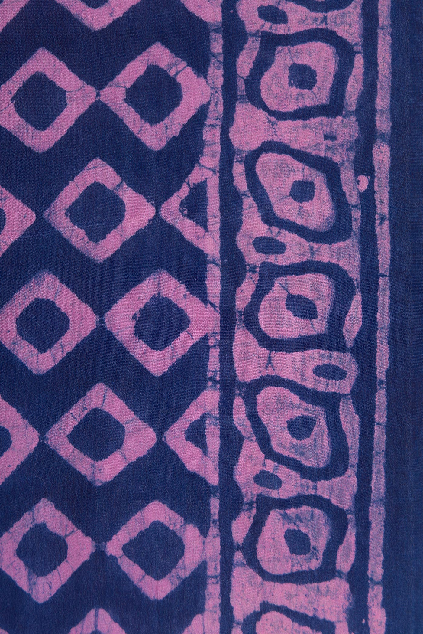 Border image of Royal Blue Dual Tone Mysore Crepe Saree with Printed design on the body and Printed Border. 