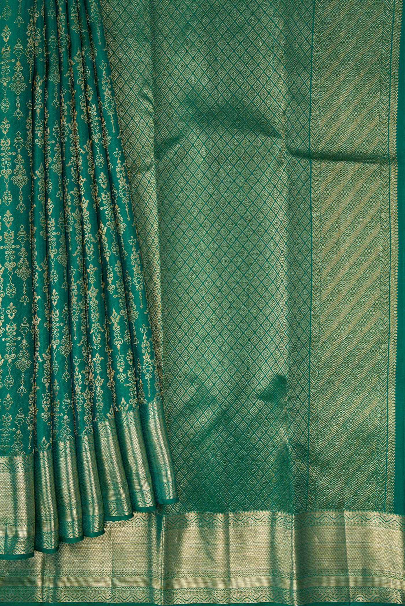 Pleats and pallu of Green Dual Tone Kanchipuram Silk Saree with Zari Butta on the body and Zari Border. 