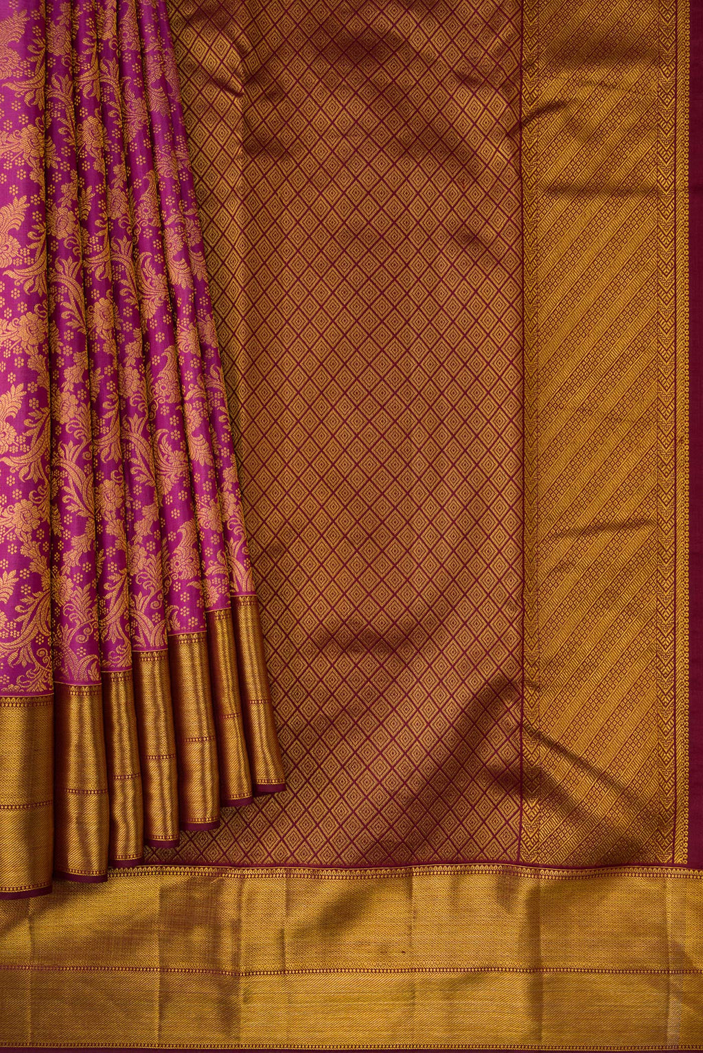 Pleats and pallu of Purple Dual Tone Kanchipuram Silk Saree with Zari Brocade on the body and Zari Border. 