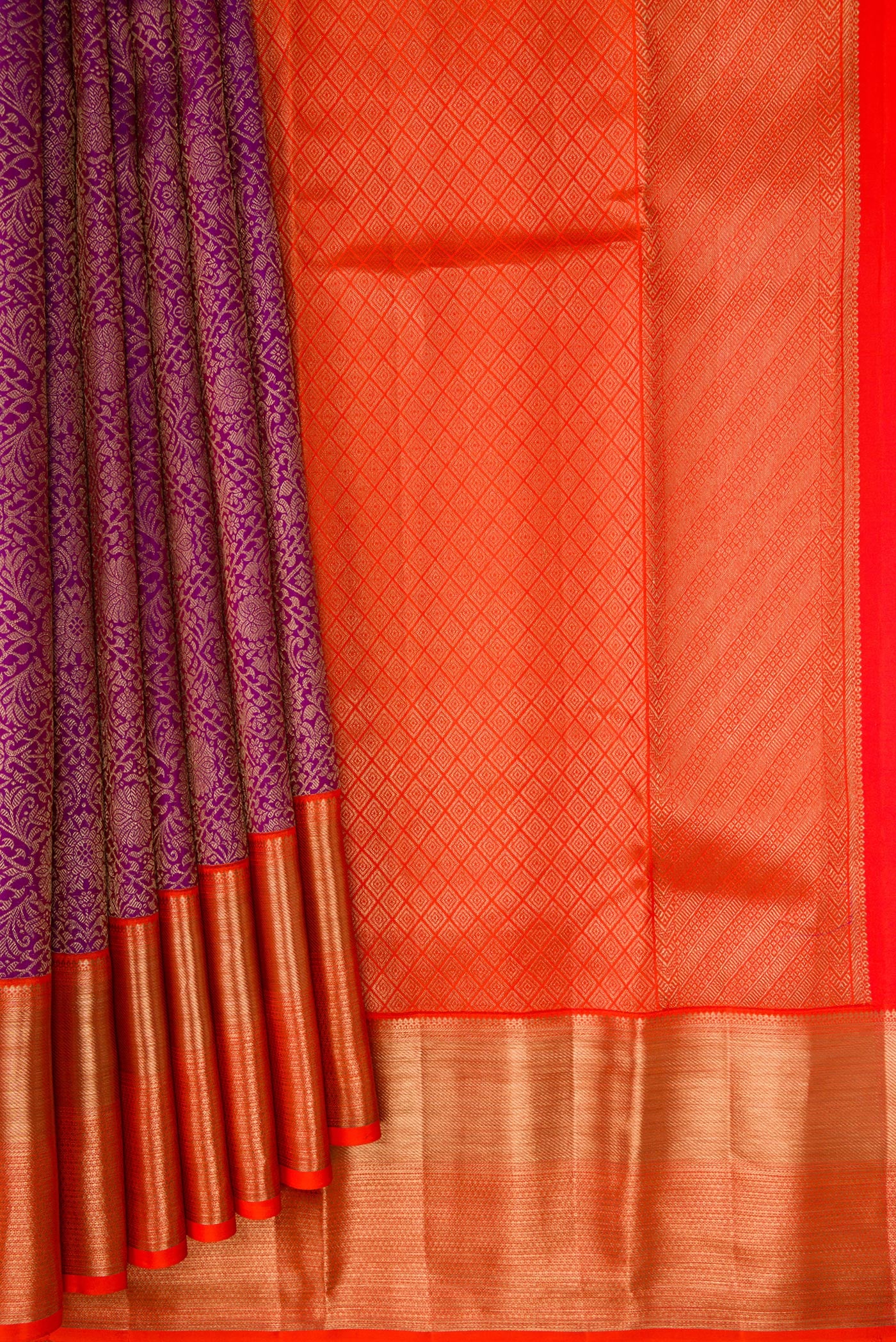 Pleats and pallu of Purple Dual Tone Kanchipuram Silk Saree with Zari Brocade on the body and Zari Border. 