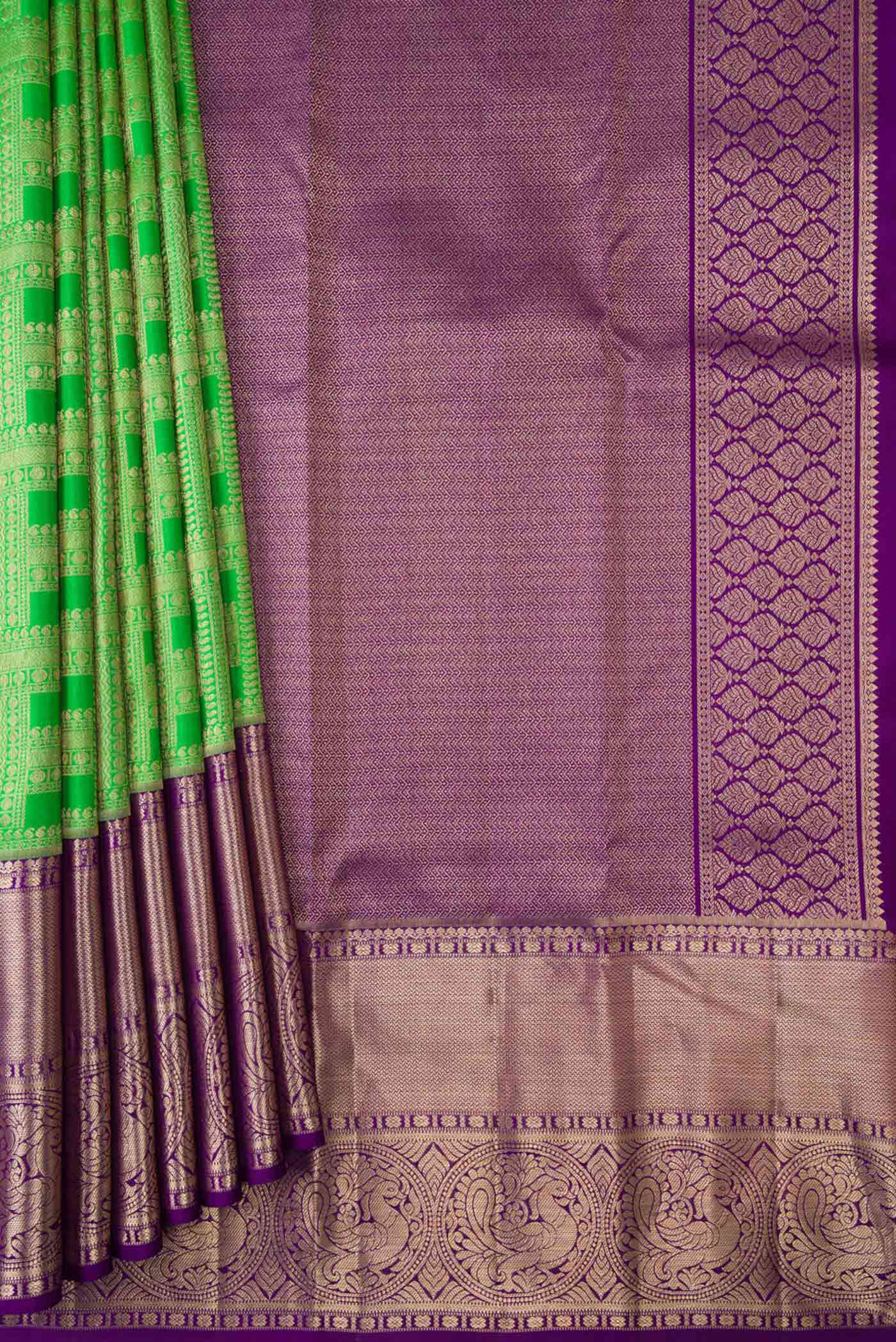 Pleats and pallu of Green Dual Tone Kanchipuram Silk Saree with Zari Brocade on the body and Zari Border