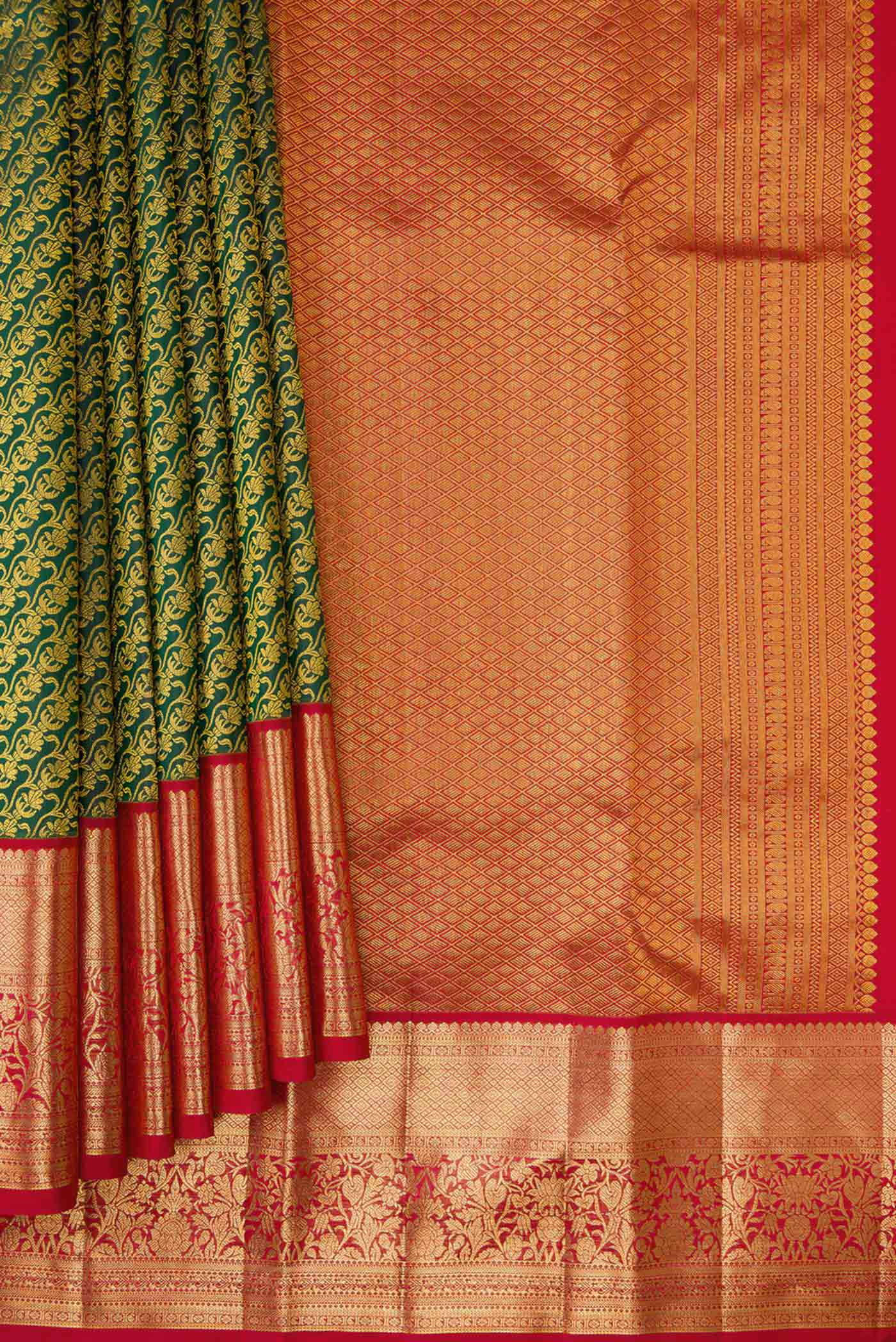 Pleats and pallu of Bottle Green Dual Tone Kanchipuram Silk Saree with Zari Brocade on the body and Zari Border. 