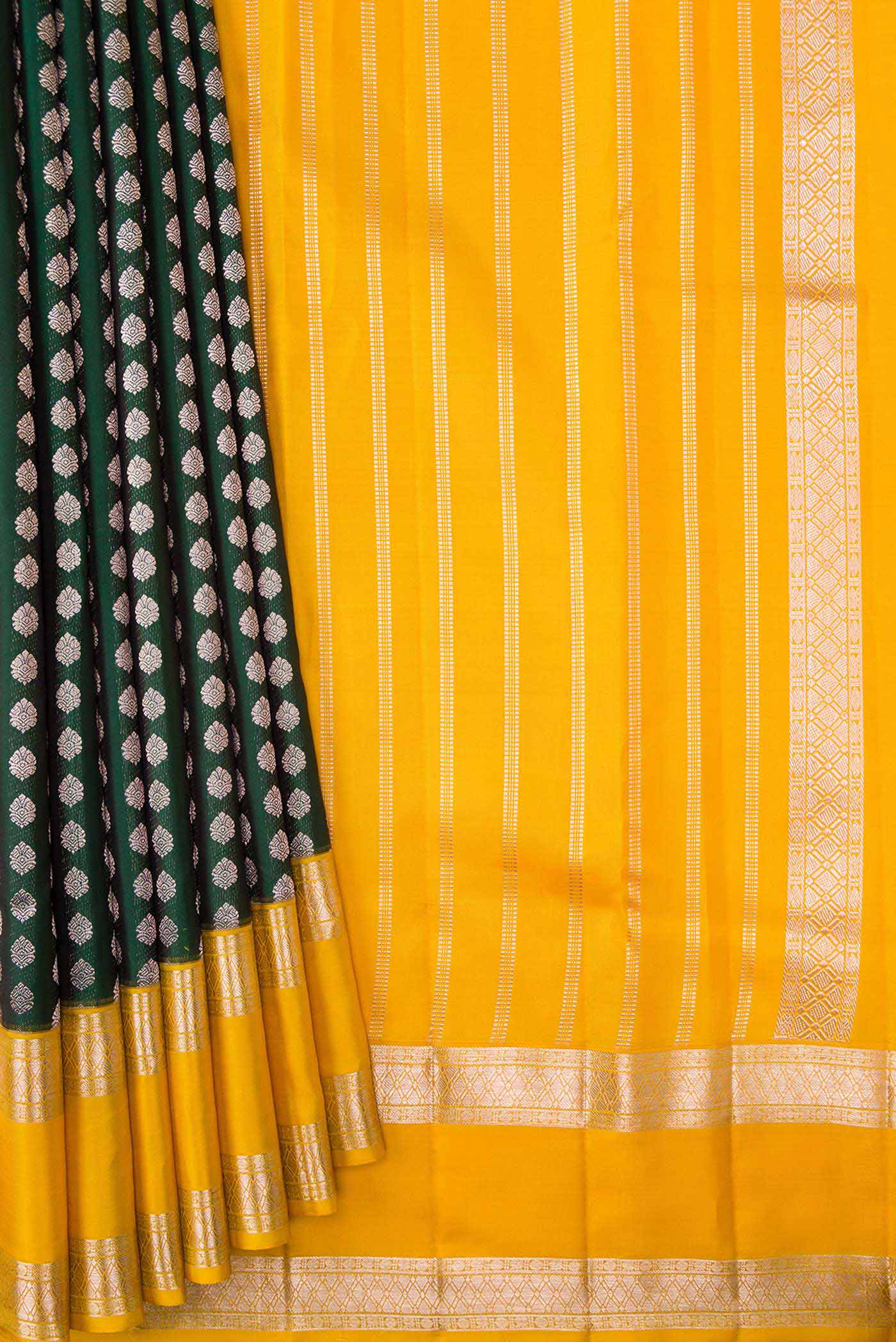 Pleats and pallu of Green Dual Tone Kanchipuram Silk Saree with Zari Brocade on the body and Zari Border