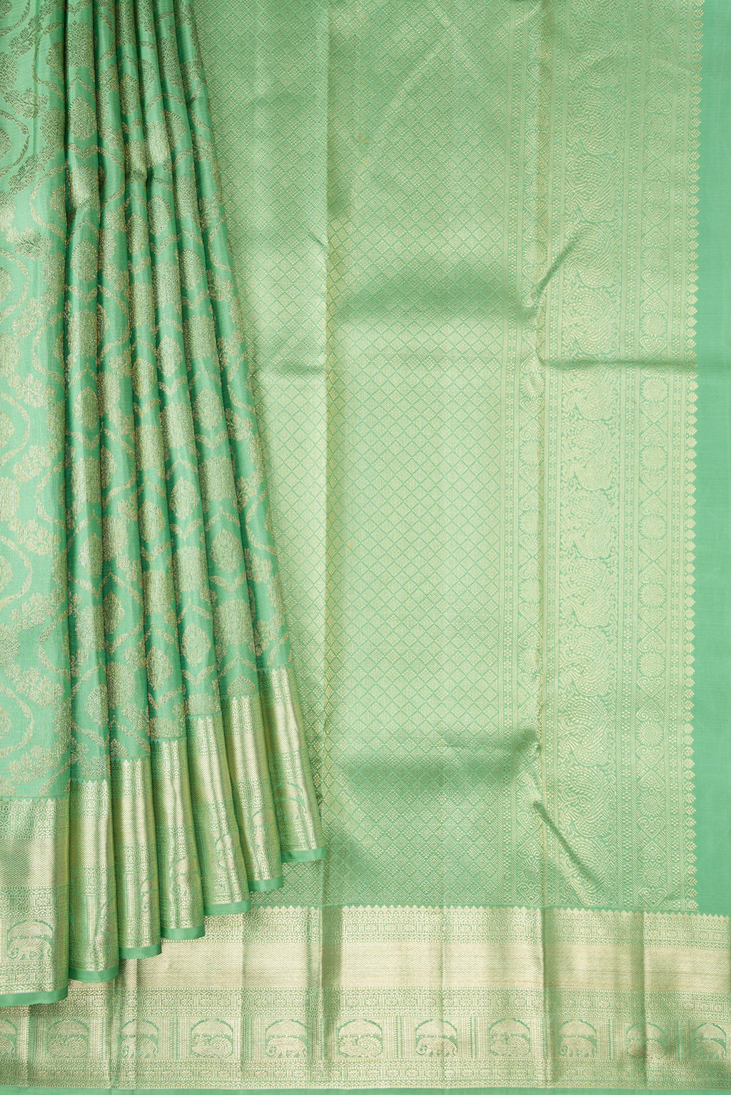Pleats and pallu of Green Dual Tone Kanchipuram Silk Saree with Zari Brocade on the body and Zari Border. 