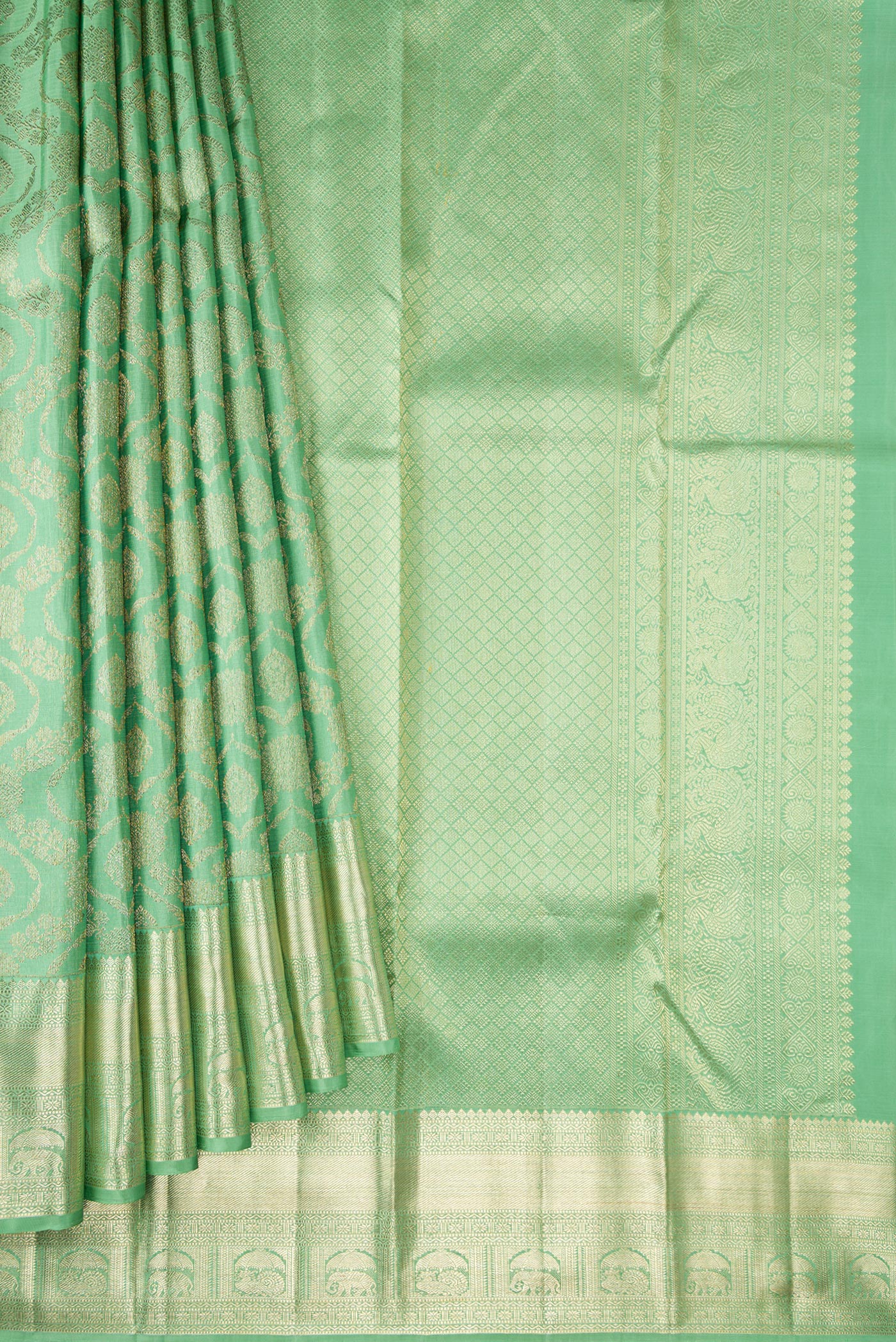 Pleats and pallu of Green Dual Tone Kanchipuram Silk Saree with Zari Brocade on the body and Zari Border. 