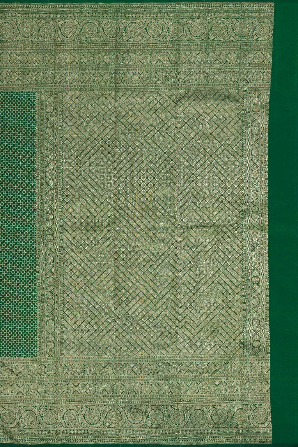 Close up image of the pallu of Bottle Green Dual Tone Kanchipuram Silk Saree with Zari Brocade on the body and Fancy Border. 