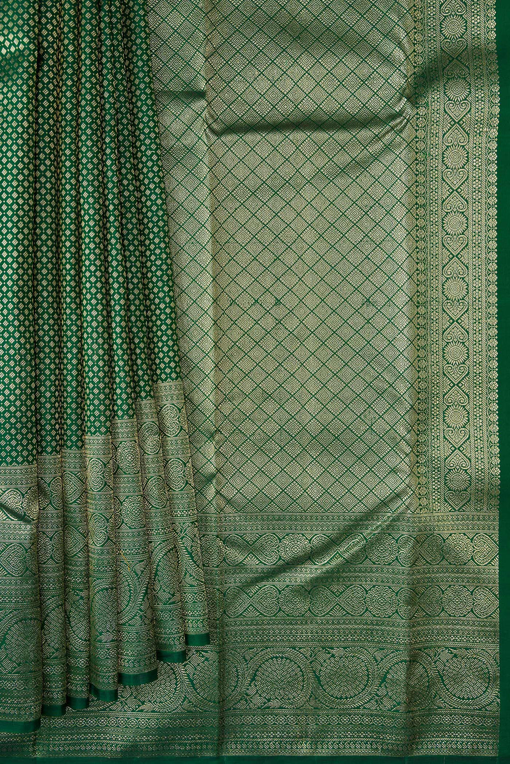 Pleats and pallu of Bottle Green Dual Tone Kanchipuram Silk Saree with Zari Brocade on the body and Fancy Border. 