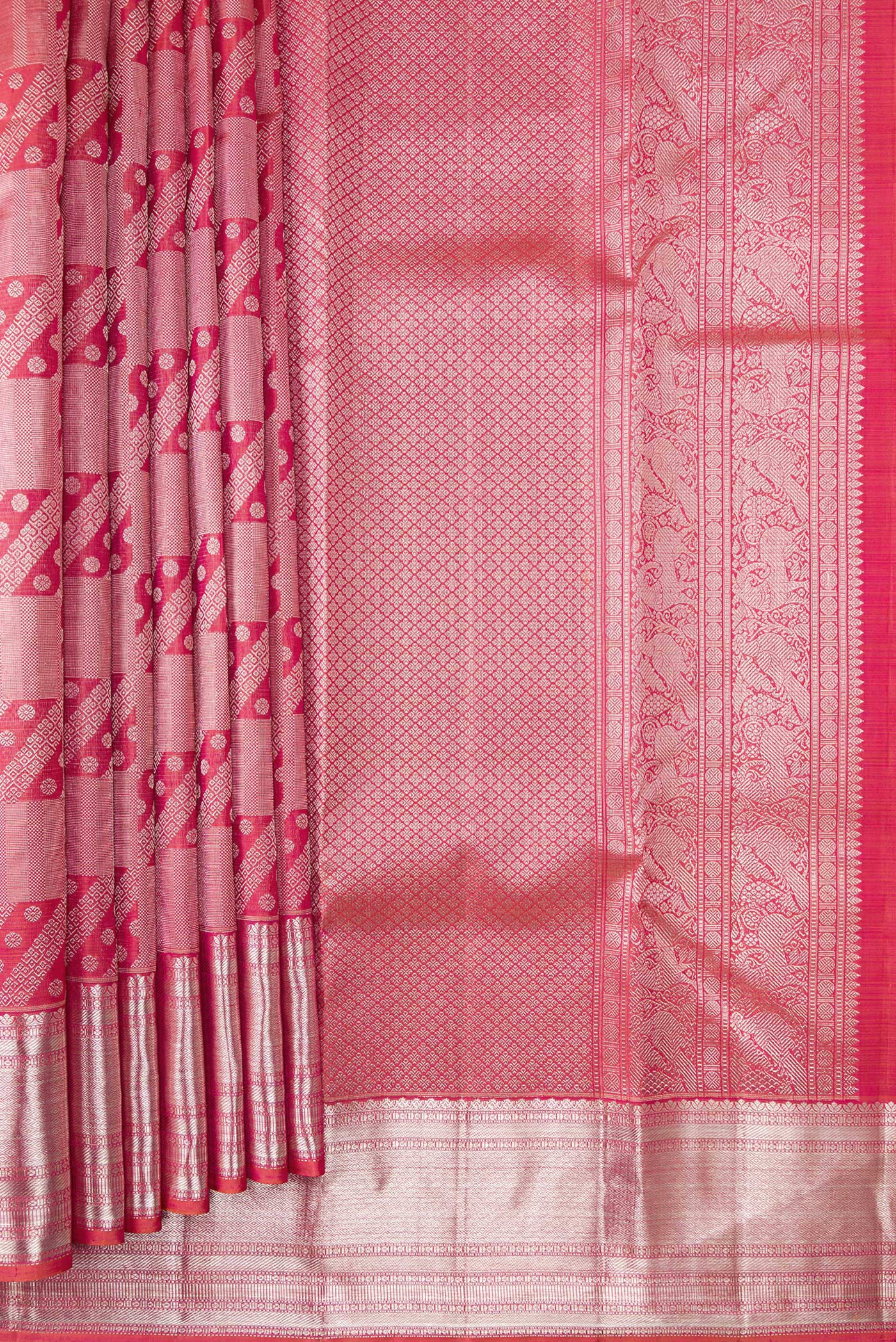 Pleats and pallu of Pink Dual Tone Kanchipuram Silk Saree with Zari Brocade on the body and Zari Border. 