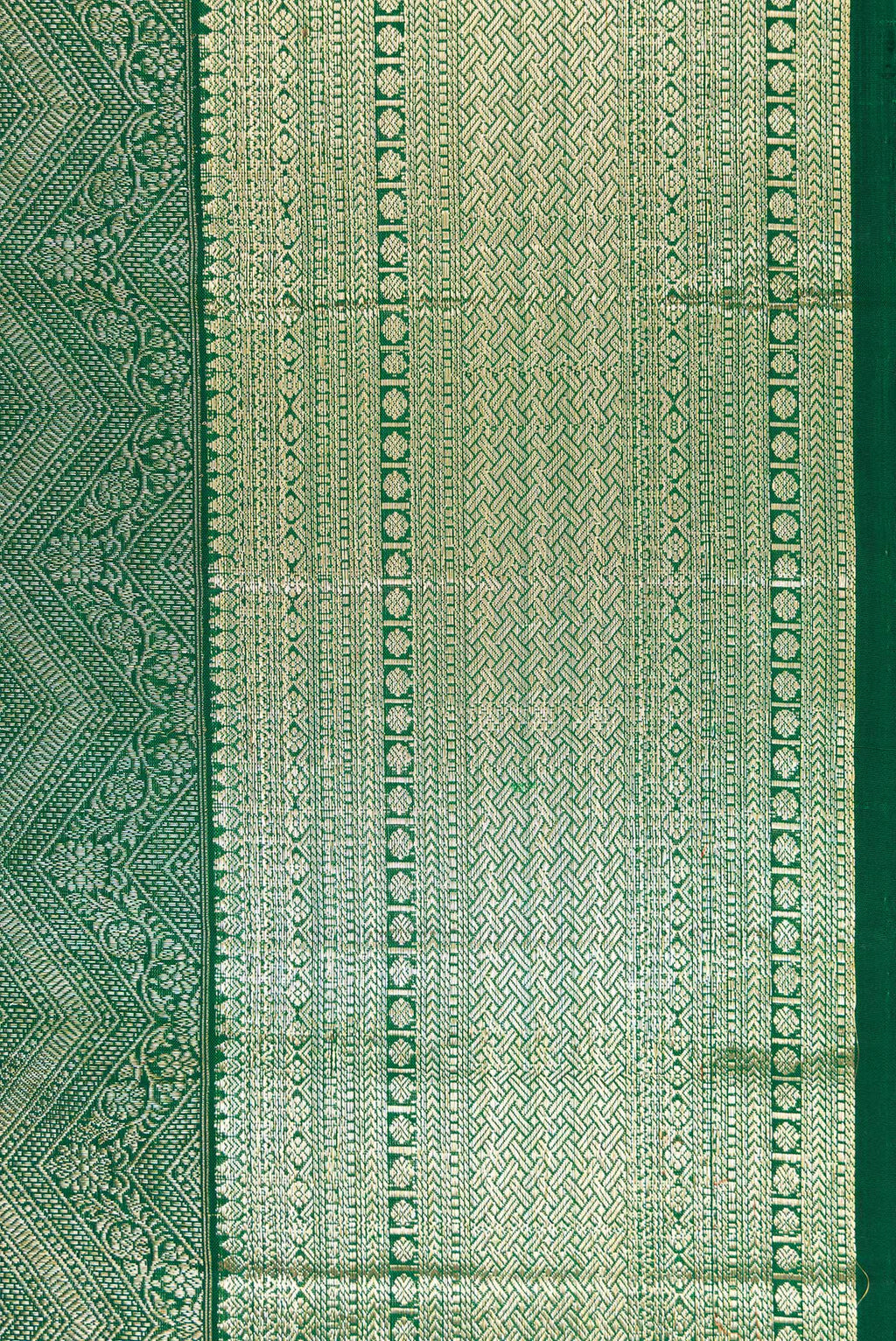 Border image of Bottle Green Dual Tone Kanchipuram Silk Saree with Zari Brocade on the body and Zari Border. 