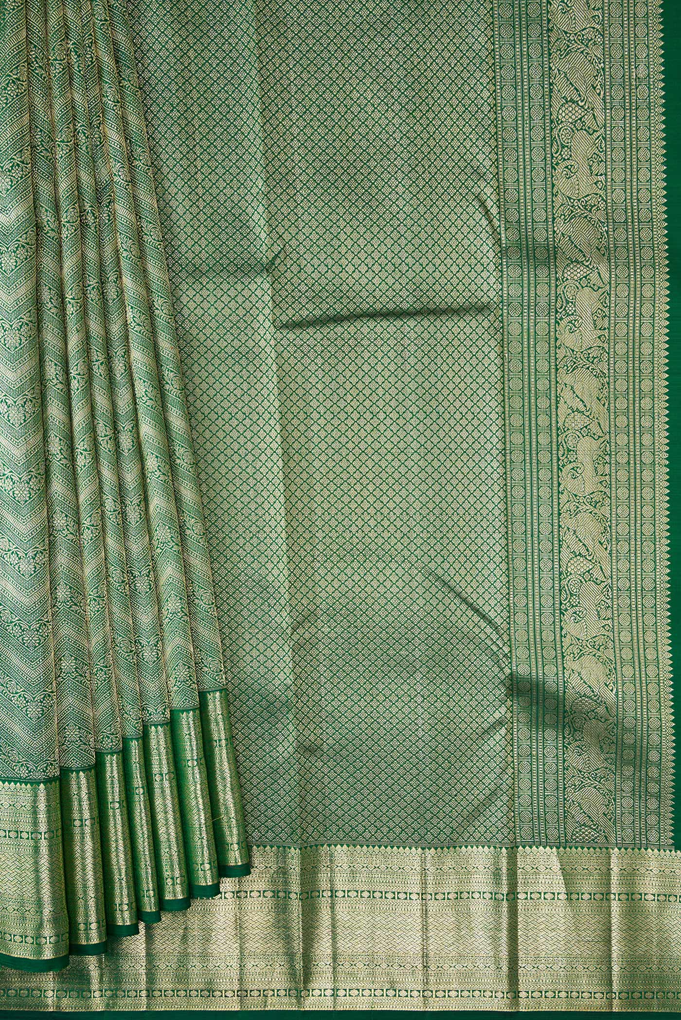 Pleats and pallu of Bottle Green Dual Tone Kanchipuram Silk Saree with Zari Brocade on the body and Zari Border. 