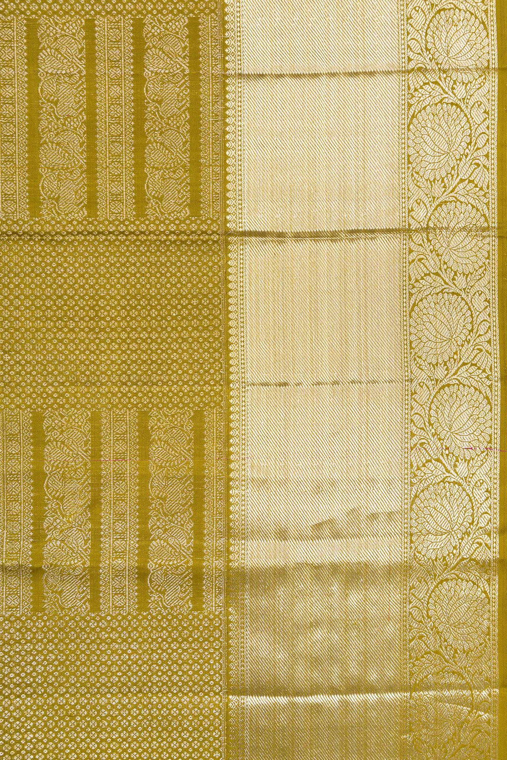Border image of Mehandi Green Dual Tone Kanchipuram Silk Saree with Zari Brocade on the body and Zari Border. 