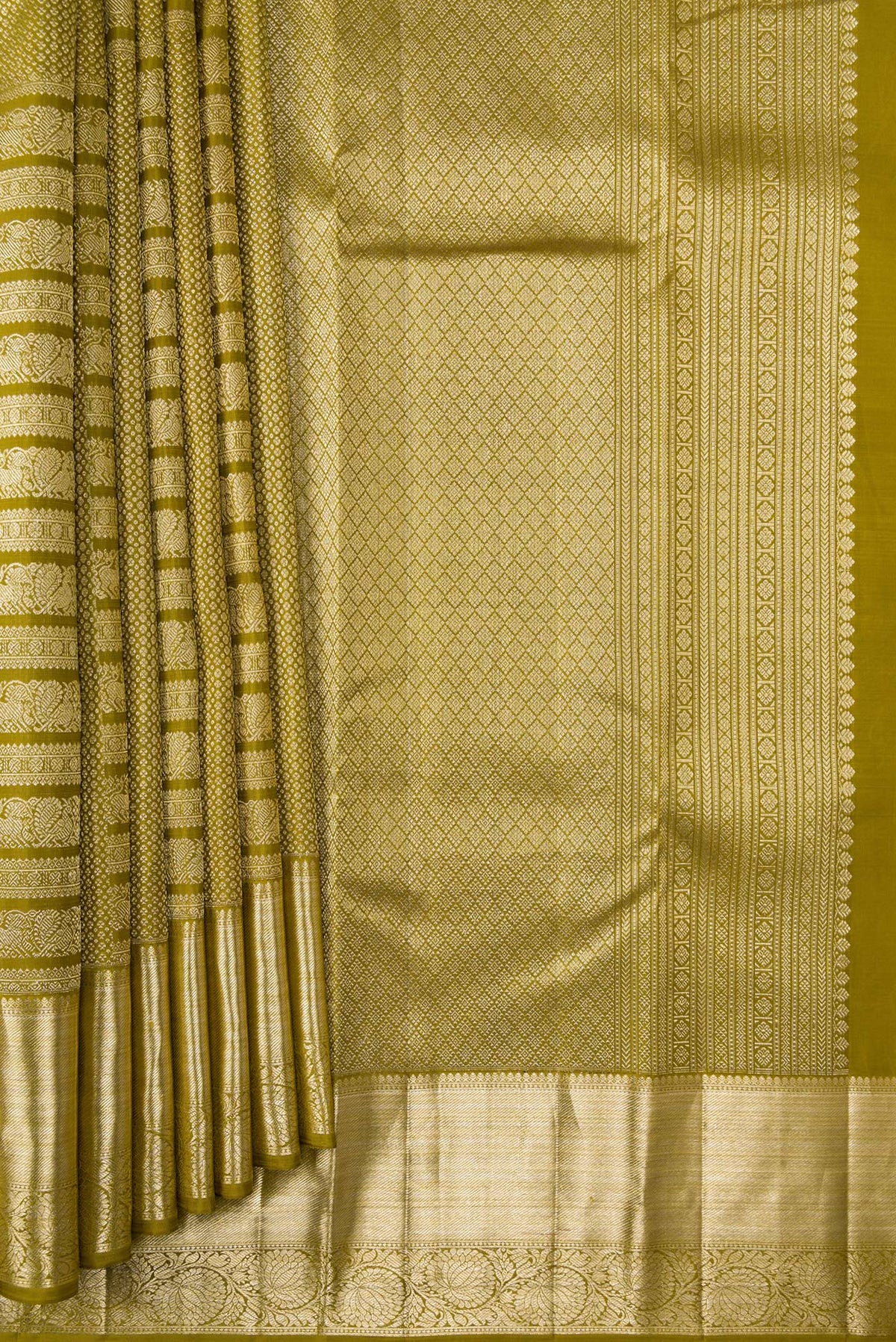 Pleats and pallu of Mehandi Green Dual Tone Kanchipuram Silk Saree with Zari Brocade on the body and Zari Border. 
