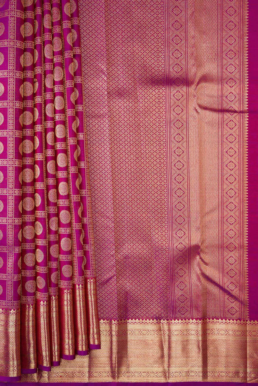 Pleats and pallu of Magenta Dual Tone Kanchipuram Silk Saree with Zari Brocade on the body and Zari Border. 