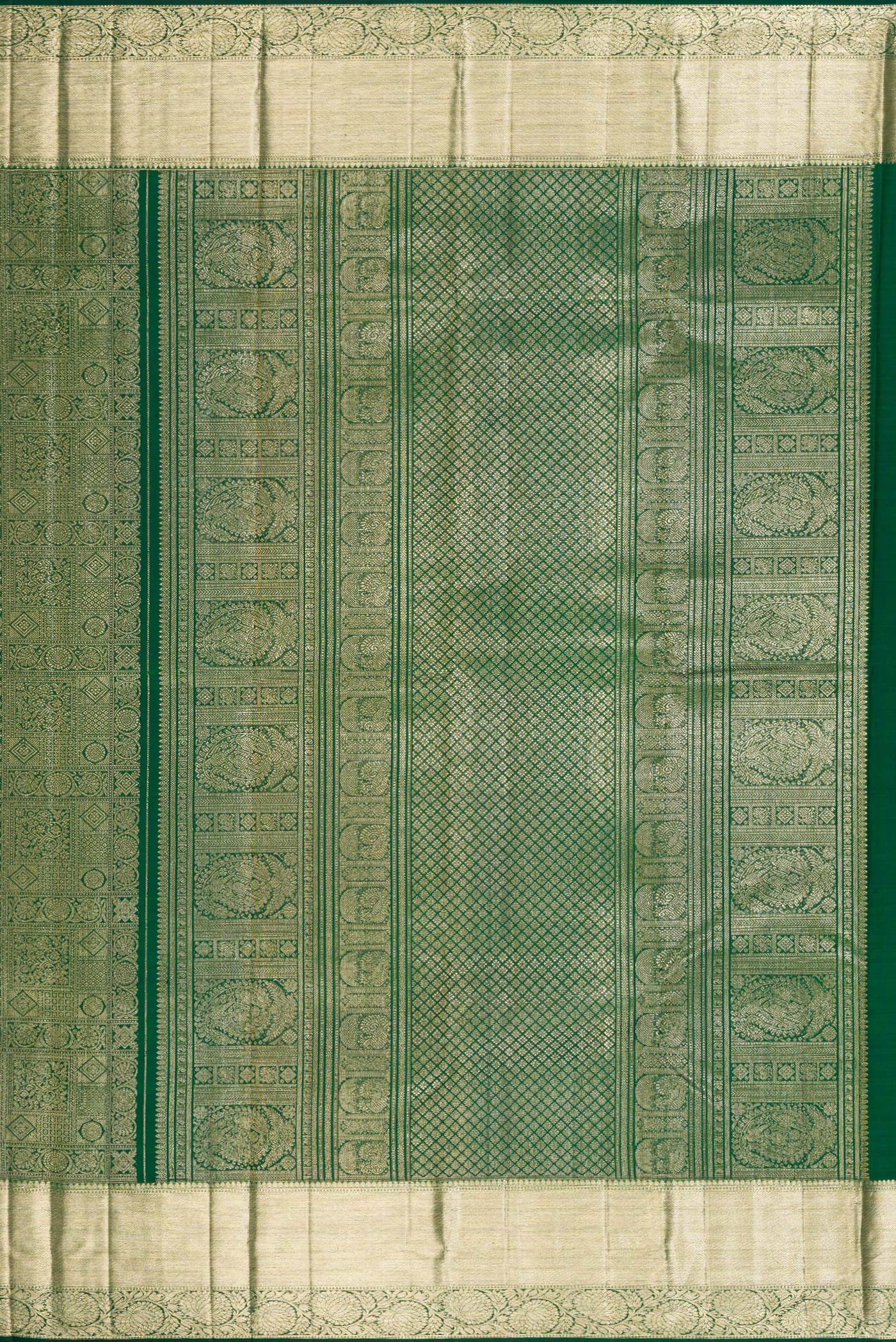 Close up image of the pallu of Bottle Green Dual Tone Kanchipuram Silk Saree with Zari Brocade on the body and Zari Border. 