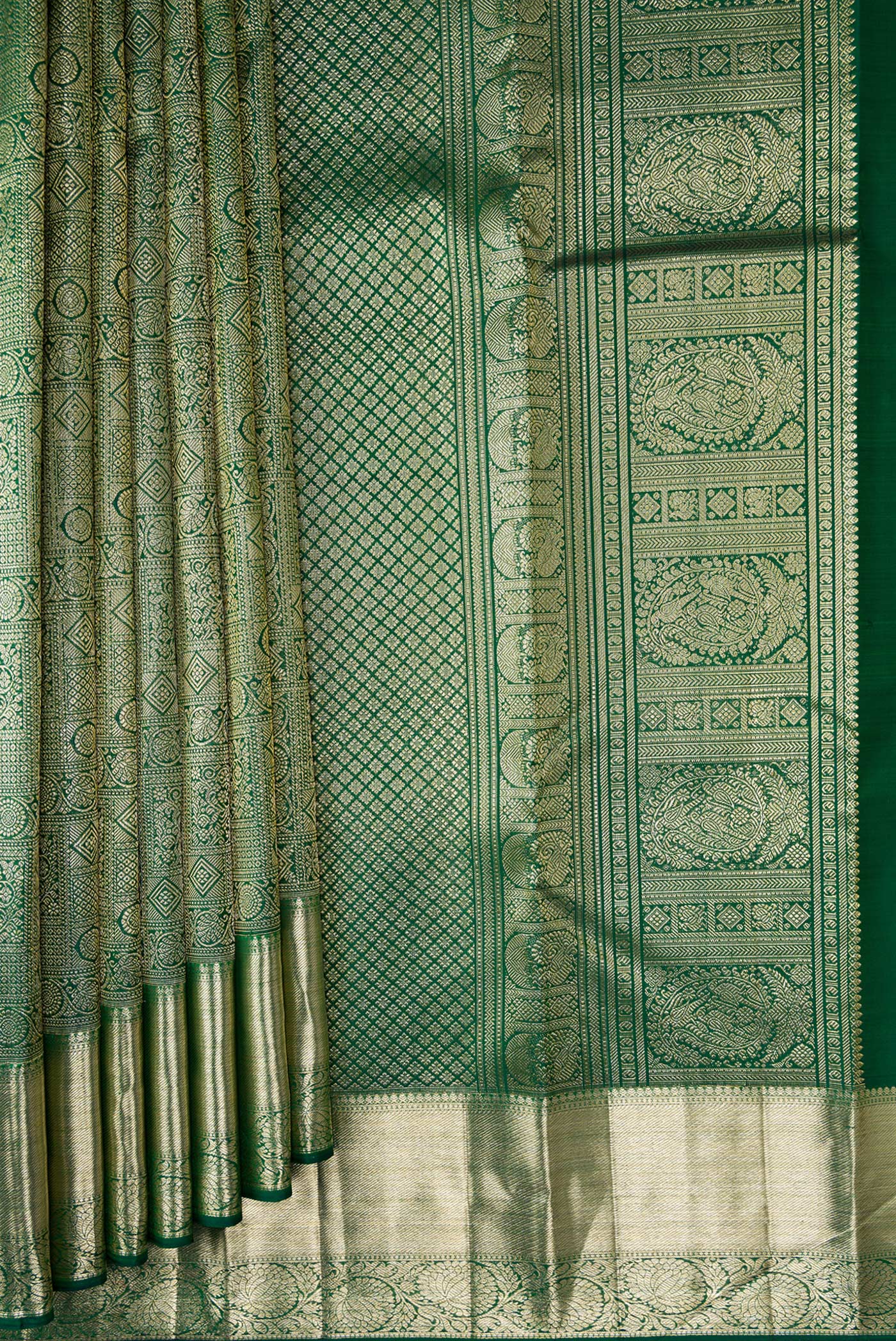 Pleats and pallu of Bottle Green Dual Tone Kanchipuram Silk Saree with Zari Brocade on the body and Zari Border. 
