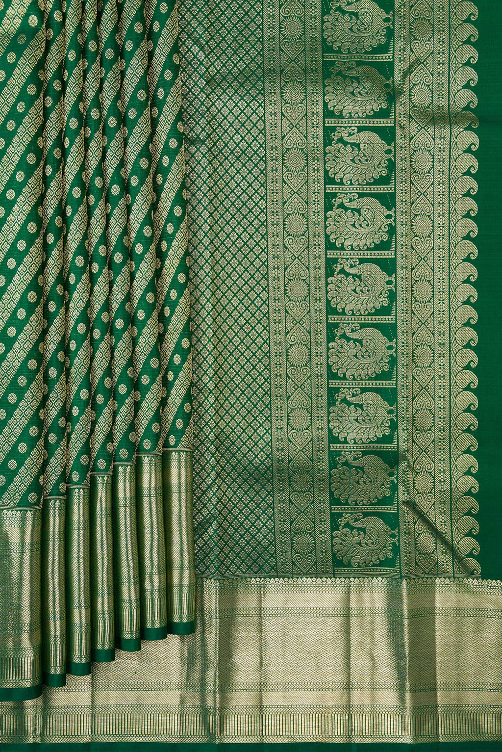 Pleats and pallu of Green Dual Tone Kanchipuram Silk Saree with Zari Brocade on the body and Zari Border. 